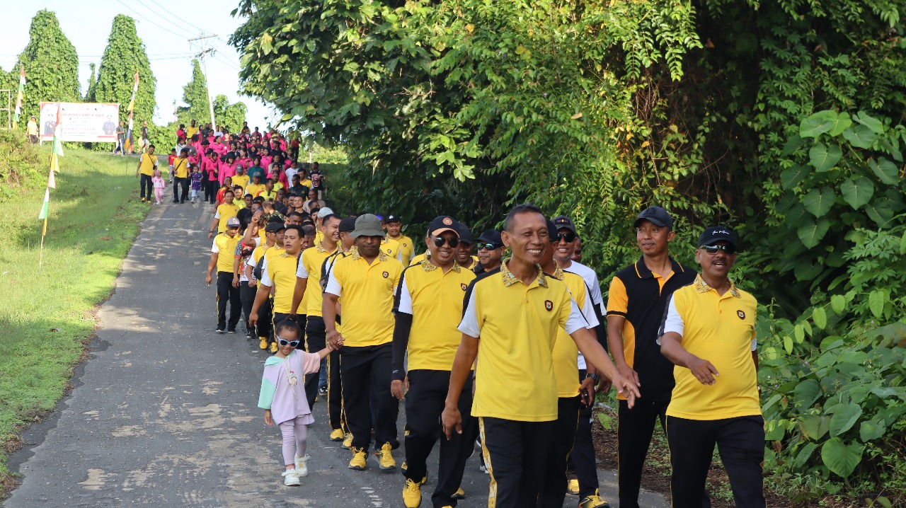 Memeriahkan hari Bhayangkara ke-79, Polres Sarmi menggelar jalan sehat
