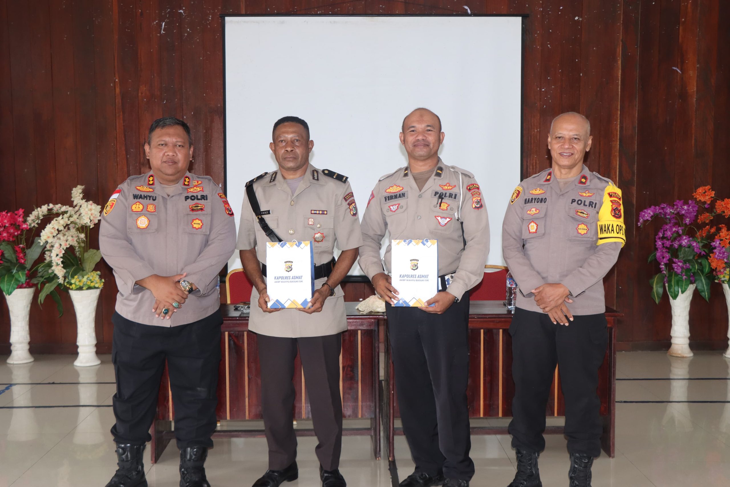 Kapolres Asmat Pimpin Upacara Pengukuhan dan Serah Terima Jabatan Di Lingkungan Polres Asmat.
