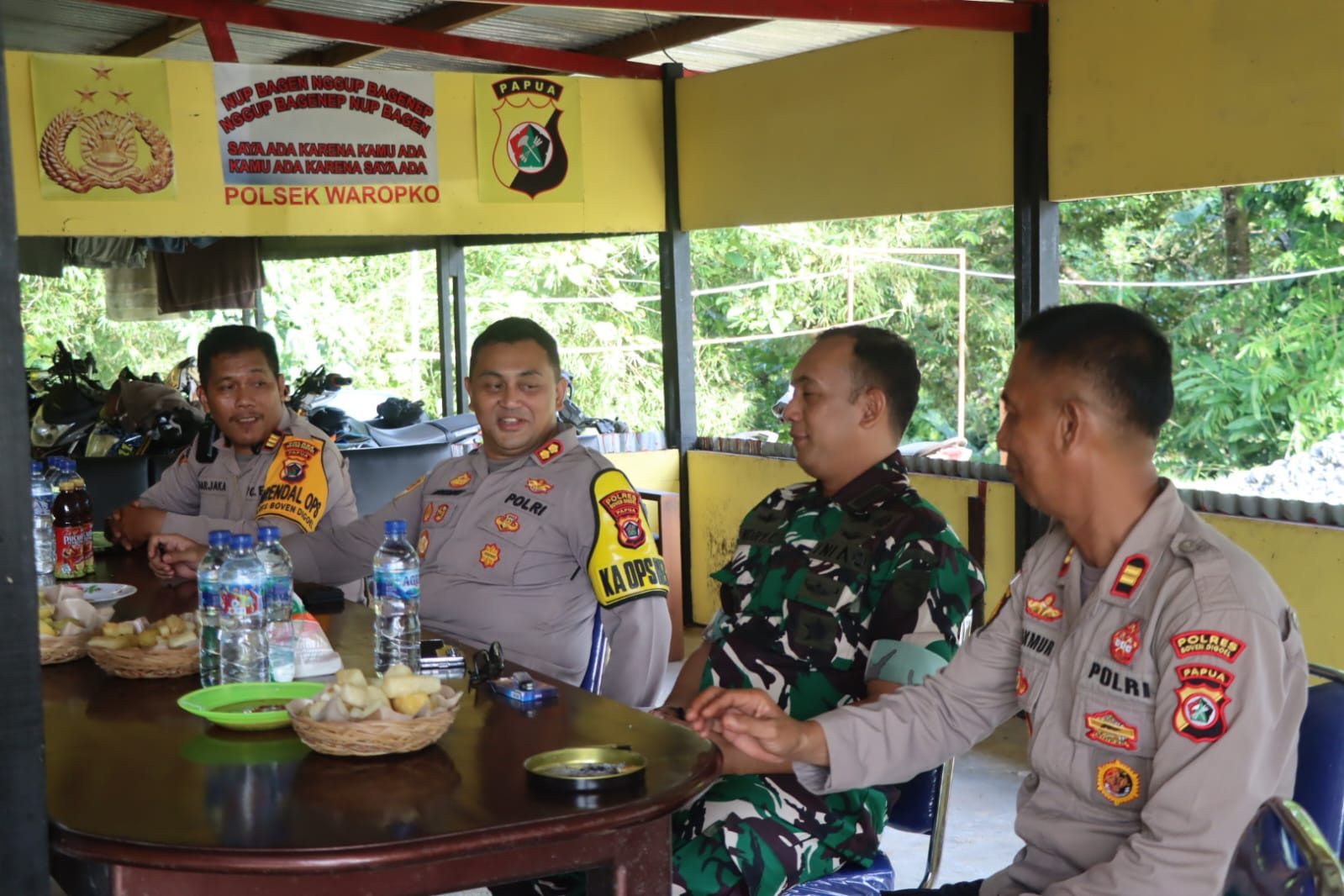 Sinergitas TNI-Polri Kapolres Boven Digoel Bersama Dandim 1711 Kunjungi Koramil dan Polsek Waropko.
