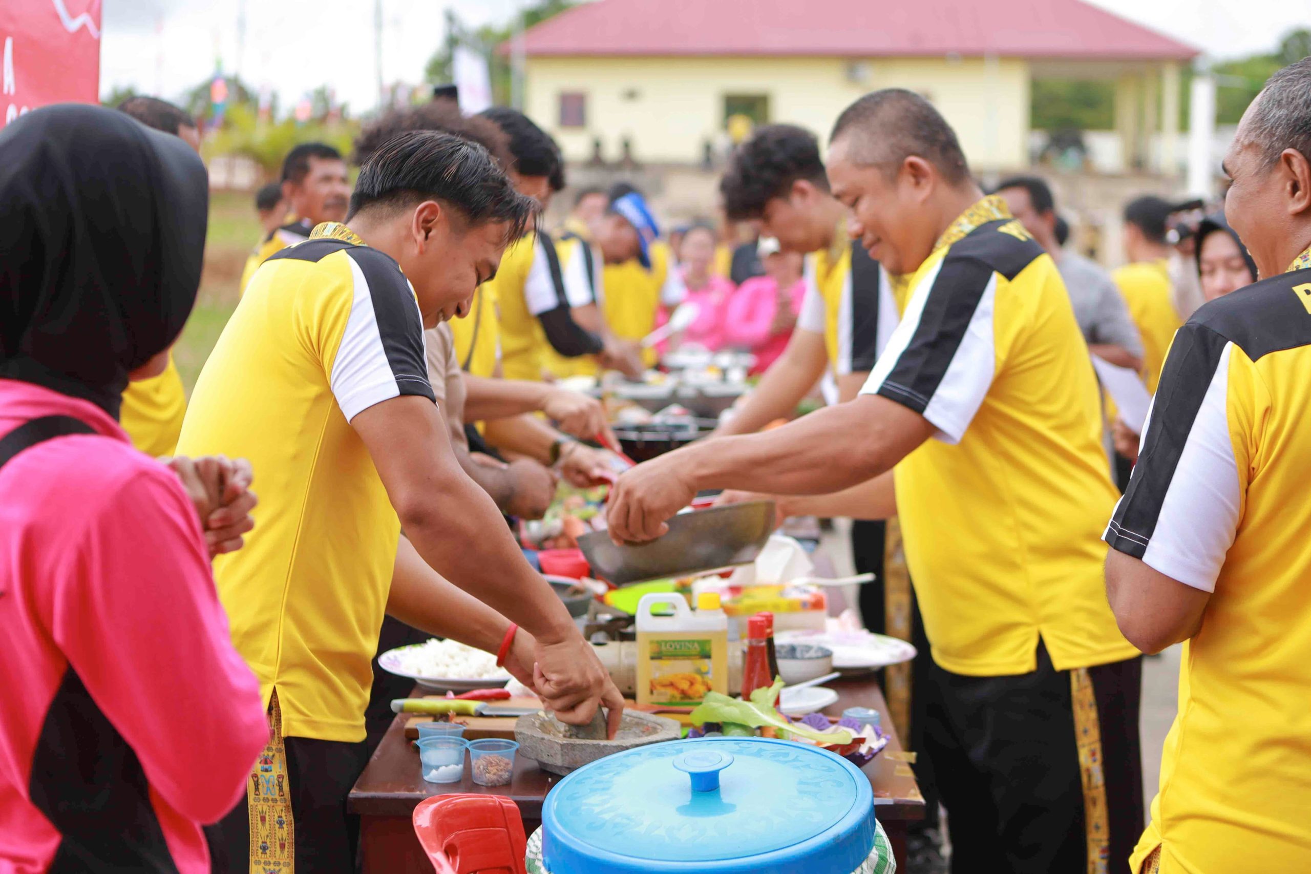 Seru Perlombaan Anggota Polisi di Boven Digoel dalam perlombaan masak Nasi Goreng Jelang HUT Bhayangkara ke 79 .
