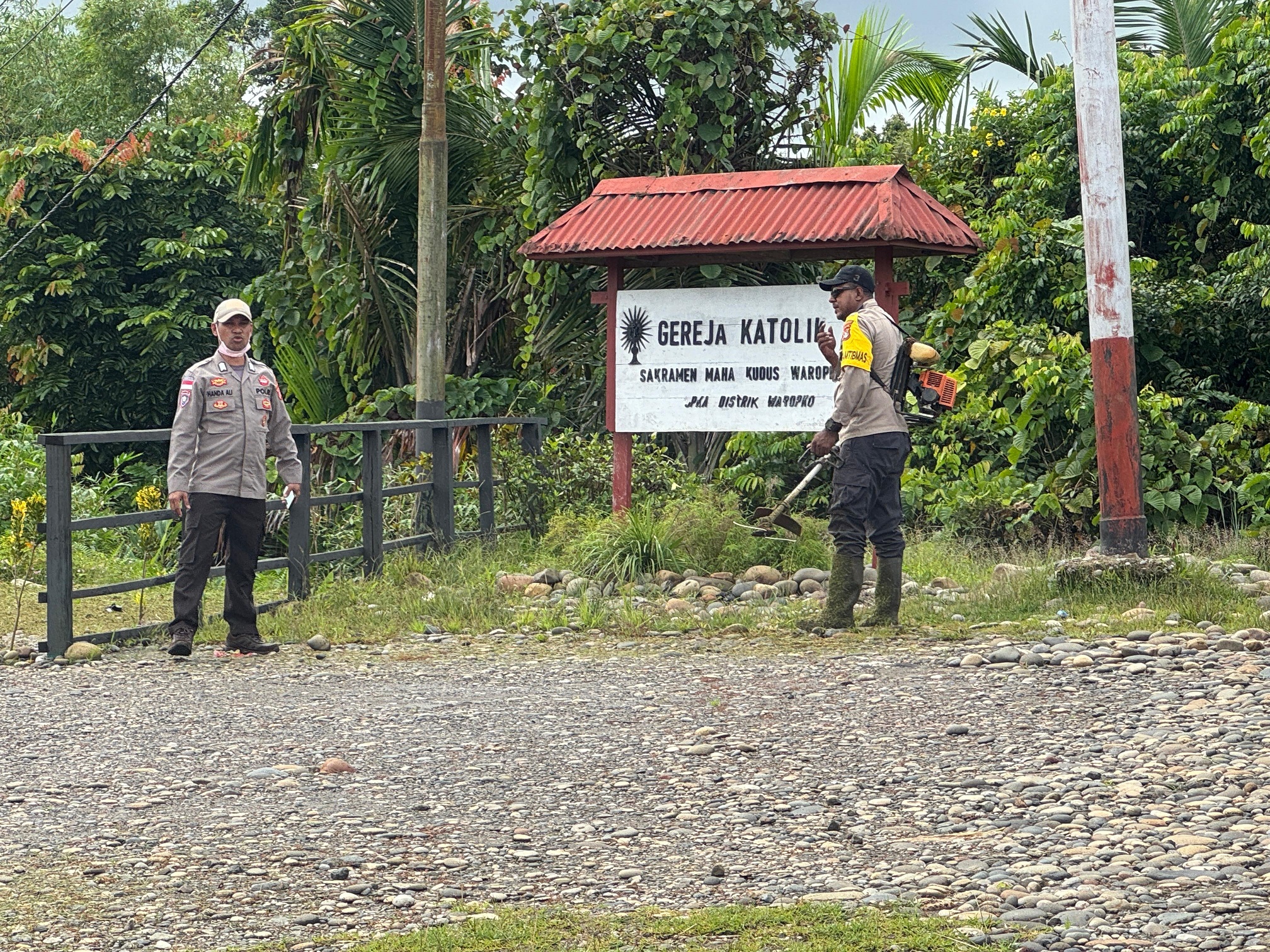 Polsek Waropko Laksanakan Bakti Sosial di Gereja Katolik Sakramen Maha Kudus