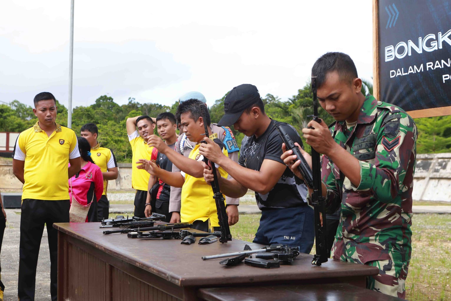 Polres Boven Digoel Gelar Lomba Bongkar Pasang senjata Api Laras Panjang dalam Meriahkan HUT ke 79 Bhayangkara.