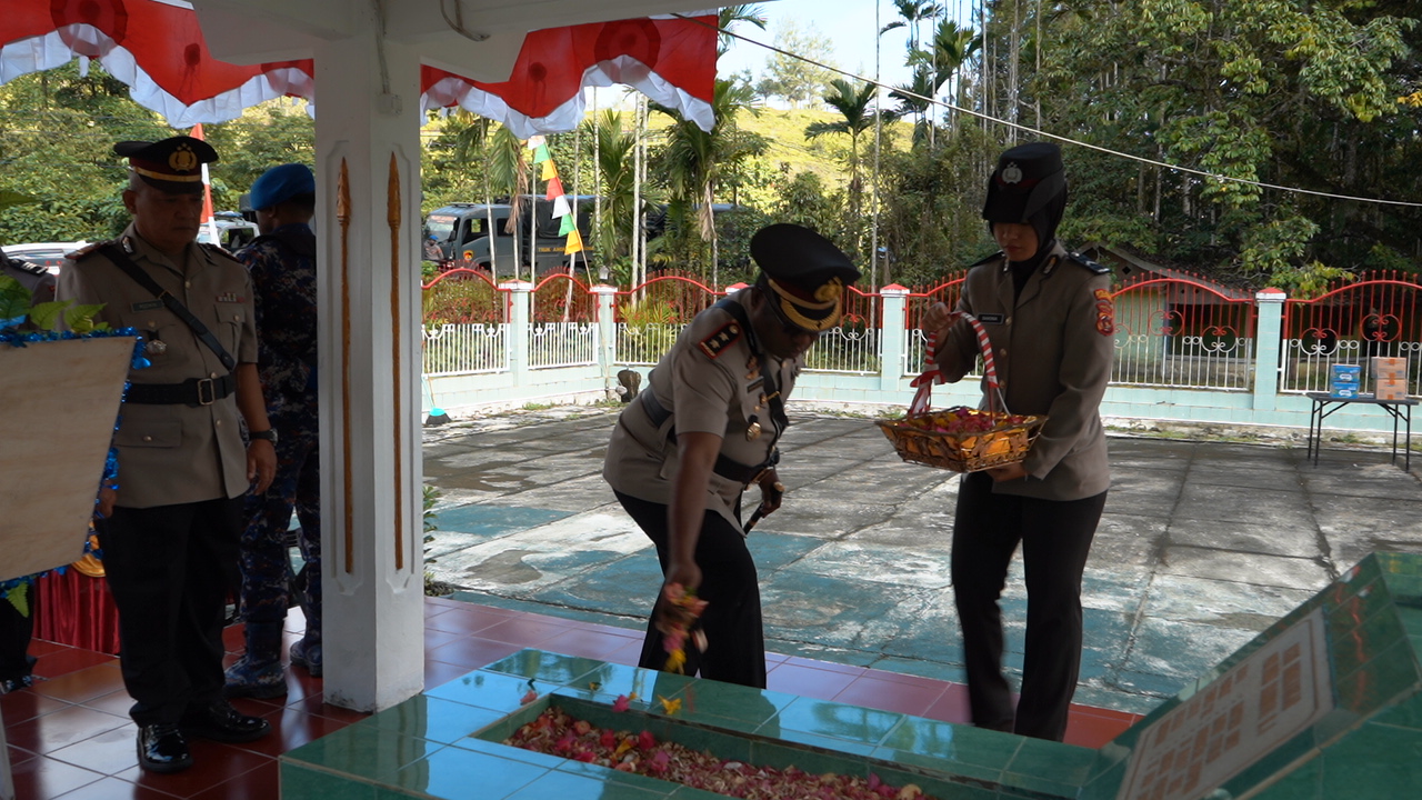 Kapolres Jayapura Pimpin Upacara Tabur Bunga di TMP Marthen Indey dalam Rangka HUT ke-79 Bhayangkara.