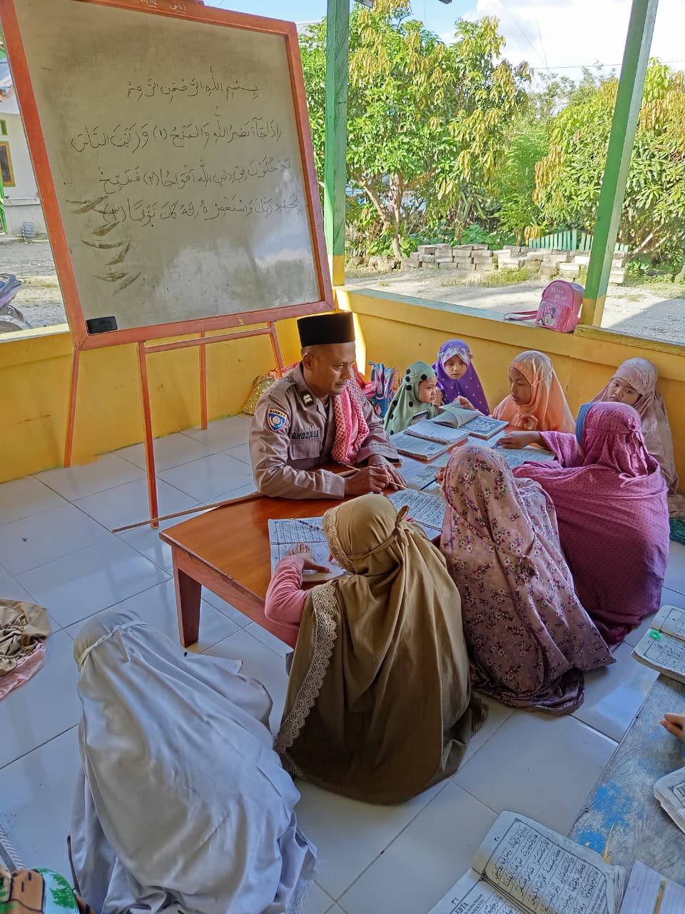 Bangun Generasi Qur’an, Polisi  Laksanakan Bakti Religi Dengan Mengajar Ngaji Untuk Anak-Anak