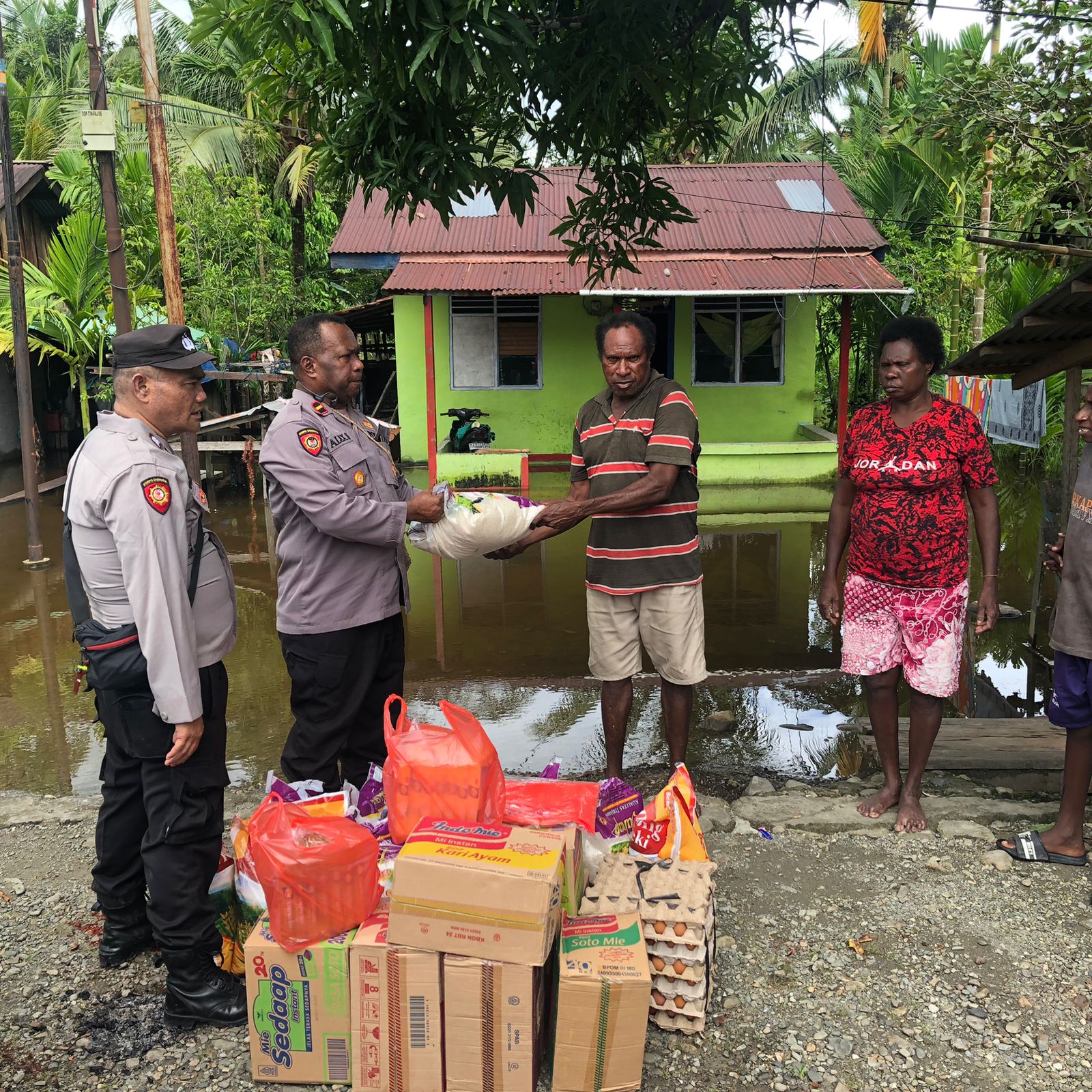 Kapolsek Mimika Timur Salurkan Bantuan Sembako Kepada Warga Terdampak Banjir Di Kampung Hiripau.
