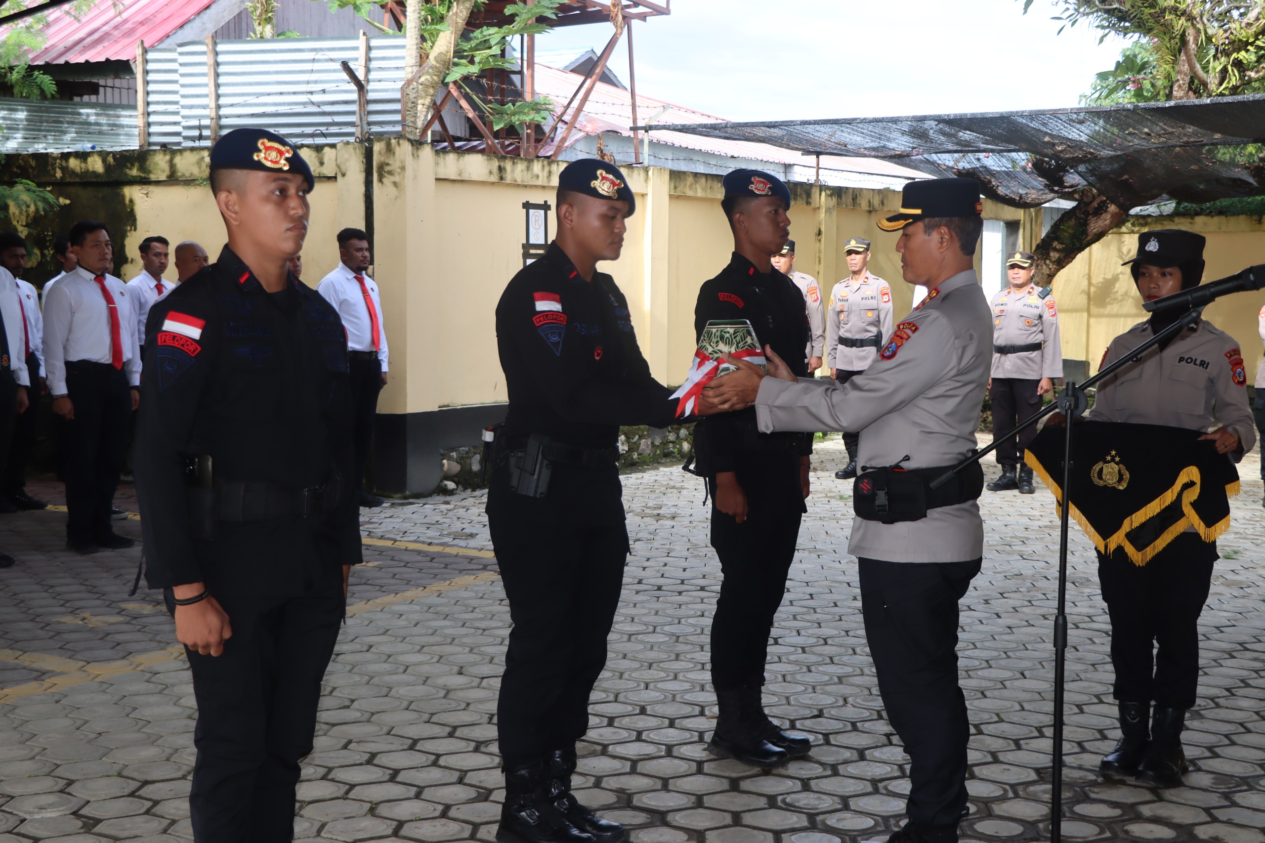 Polda Papua Tengah Gelar Upacara Tradisi Pengambilan dan Penyerahan Air Suci Pataka Hari Bhayangkara ke-79.