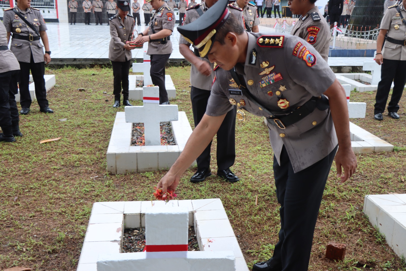 Polda Papua Tengah Gelar Ziarah ke Taman Makam Pahlawan dalam Rangka Sambut Hari Bhayangkara ke-79.