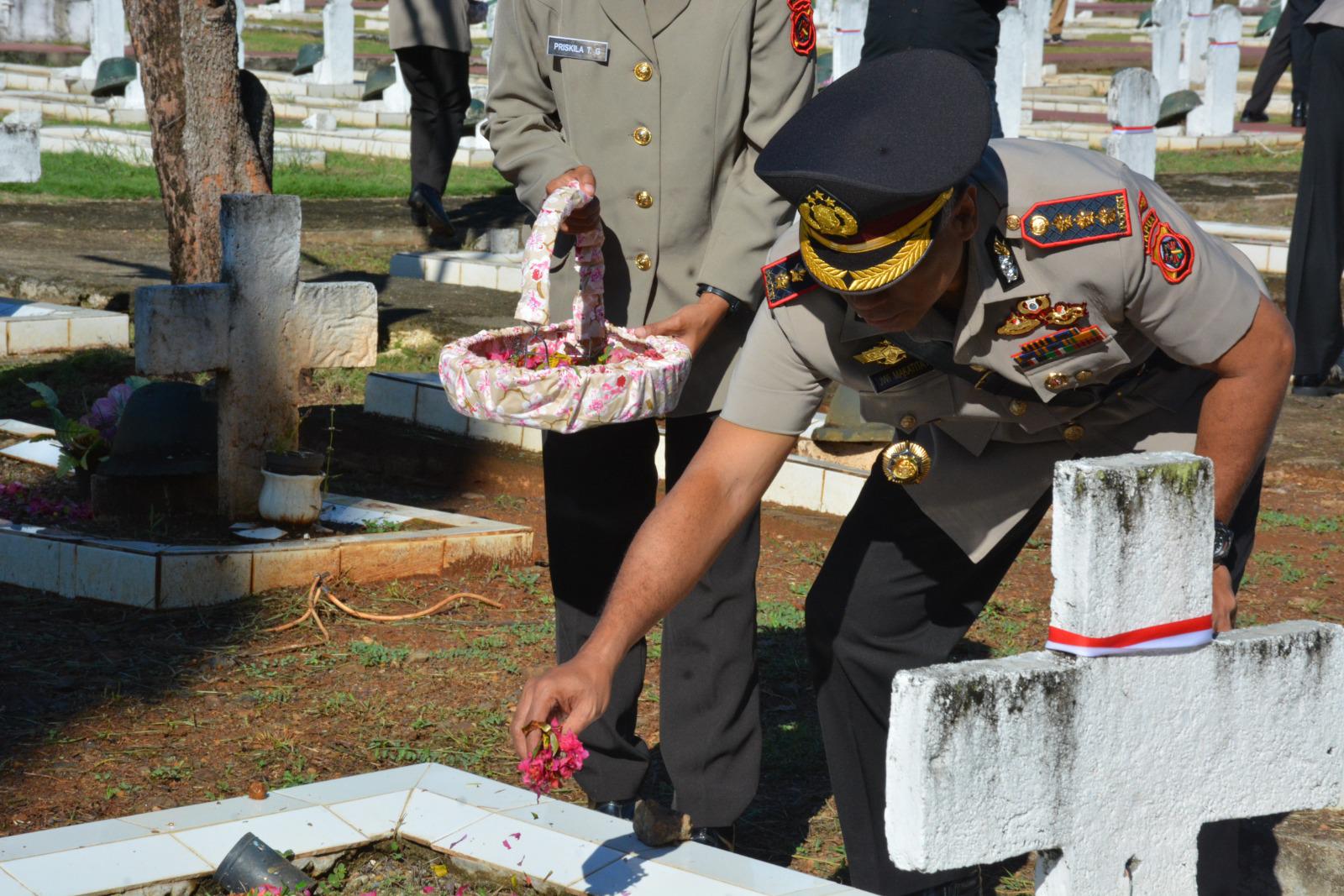 Ziarah Rombongan dan Tabur Bunga di TMP Kesuma Trikora Waena, Polda Papua Peringati Hari Bhayangkara ke-79