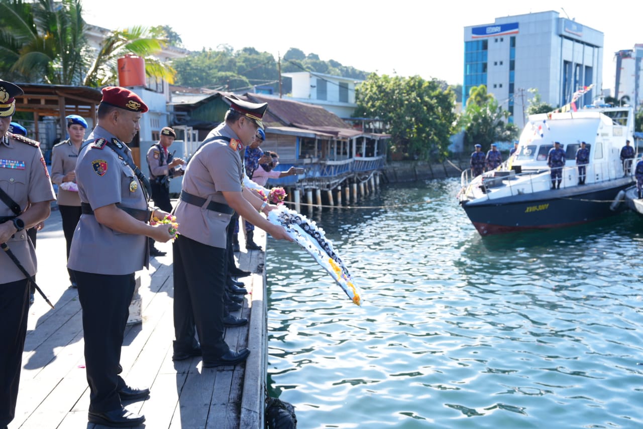 Wakapolda Papua Pimpin Upacara Tabur Bunga di Laut dalam Rangka Hari Bhayangkara ke-79