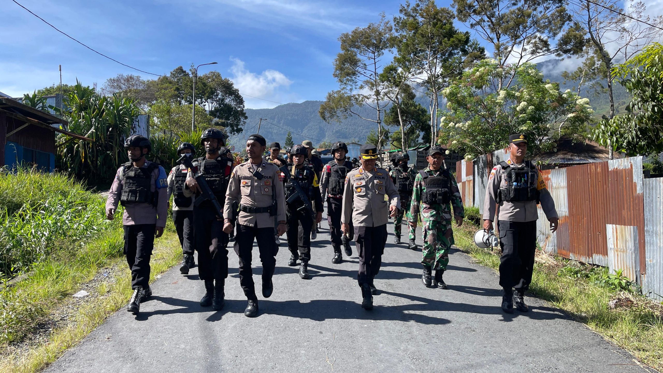 Pastikan Sitkamtibmas Aman Kondusif, Kapolres Puncak Jaya Pimpin Patroli Dialogis Gabungan TNI-POLRI di Seputaran Kota Mulia