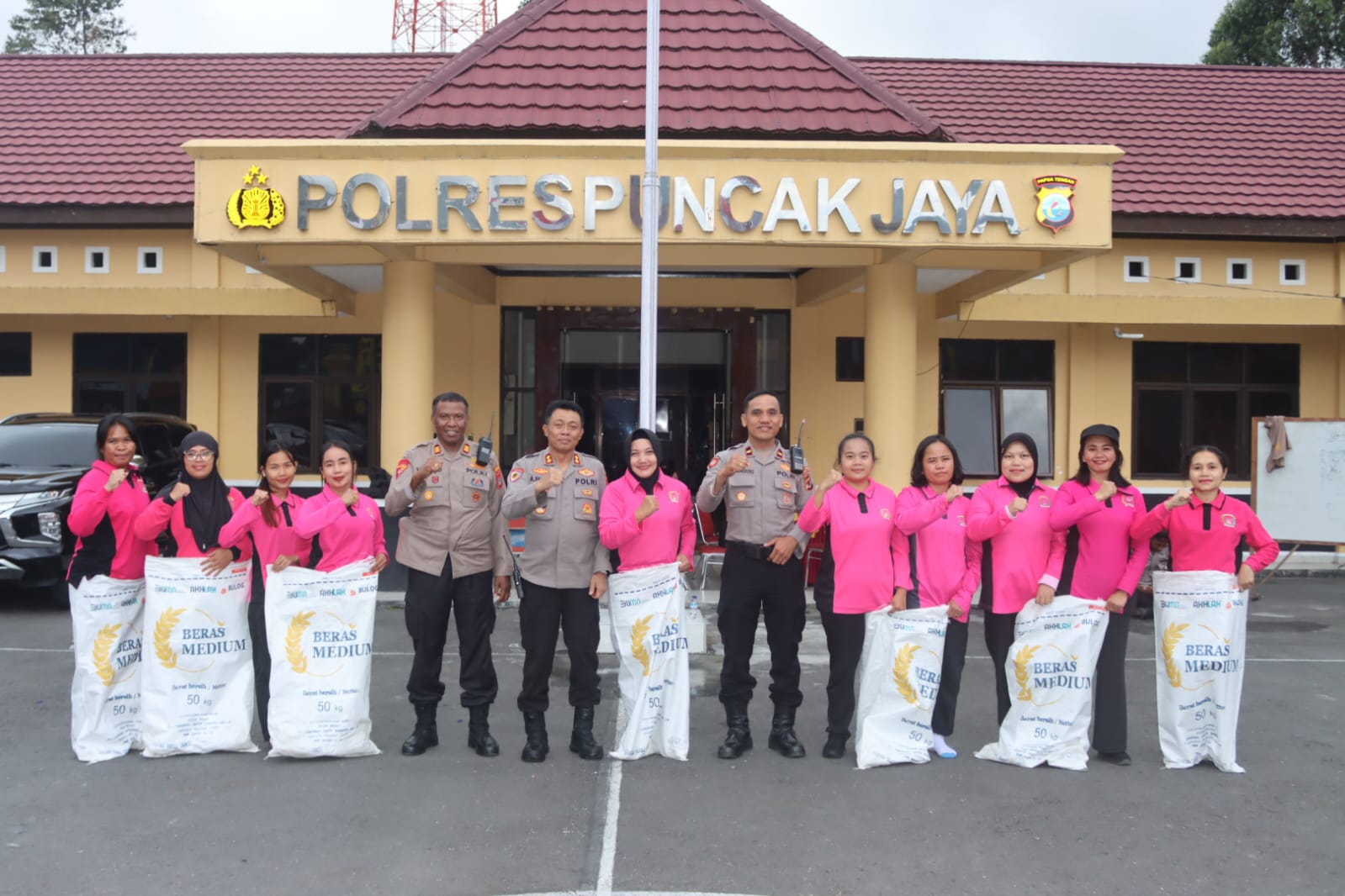 Seru dan Menarik !!! Polres Puncak Jaya Gelar Lomba Balap Karung Bagi Bhayangkari Dalam Rangka HUT Bhayangkara Ke-79