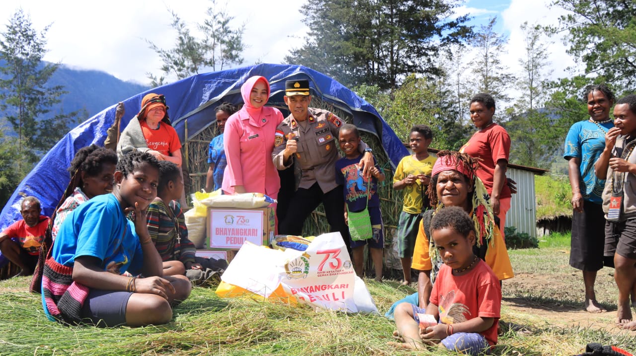 Jelang HUT Bhayangkara ke-79, Polres Puncak Melaksanakan Kegiatan Anjangsana dan Bakti Sosial Kepada Masyarakat