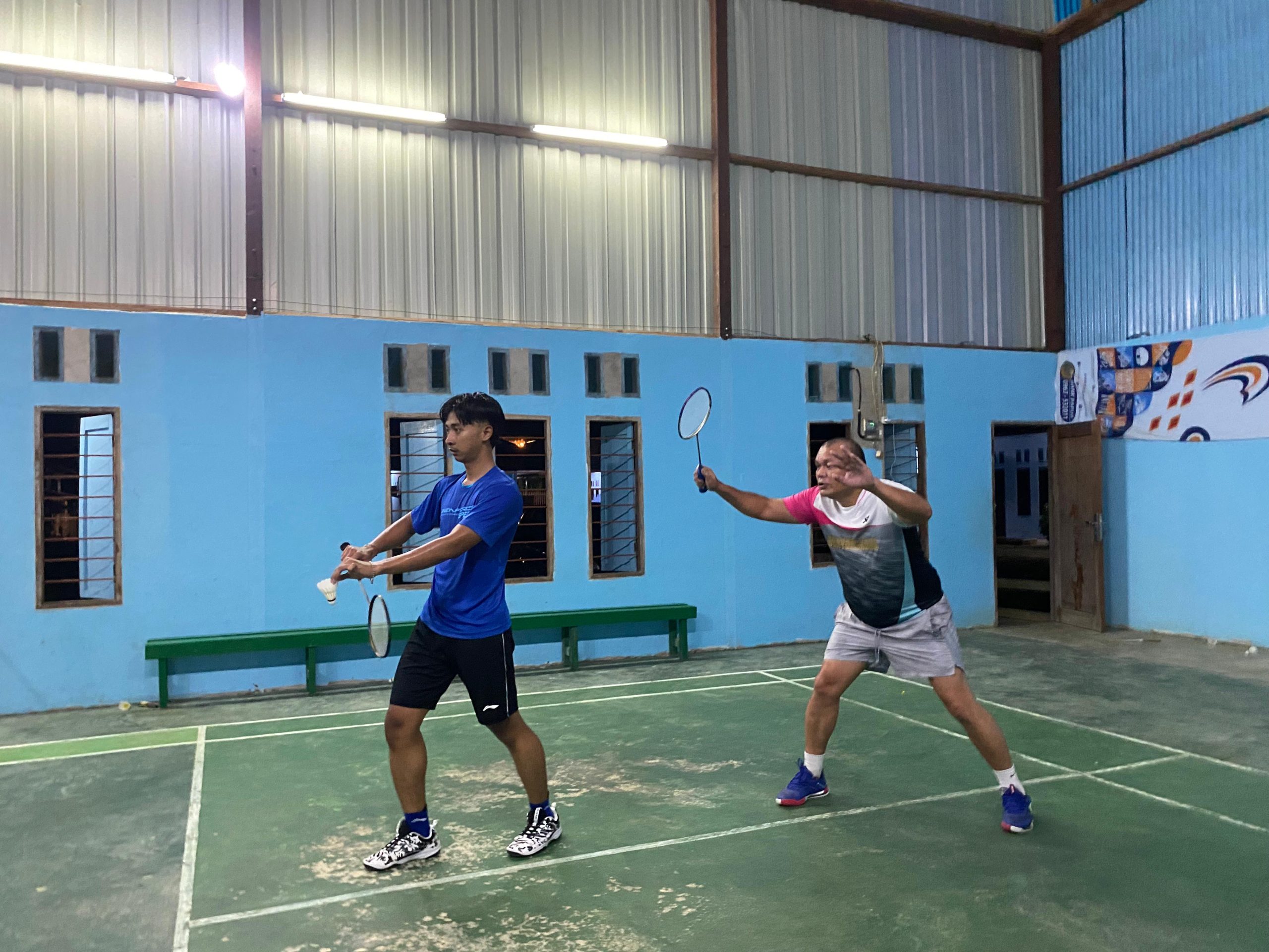 Kapolres Supiori Gelar Olahraga Bulu Tangkis Bersama Masyarakat Untuk Jalin Keakraban dan Jaga Kondusifitas