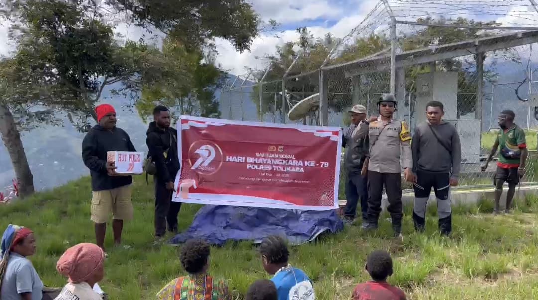 Sambut Hari Bhayangkara Yang Ke – 79 : Tim Paramotor Polres Tolikara Salurkan Bantuan Sosial Berupa Sembako Di 2 (Dua) Distrik Kab. Tolikara