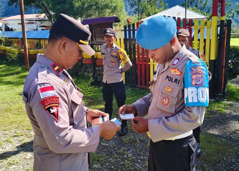 Gaktiblin Polri : Kapolsek dan Kanit Propam Polsek Bokondini Laksanakan Pemeriksaan Sikap Tampang Dan Data Diri Personel