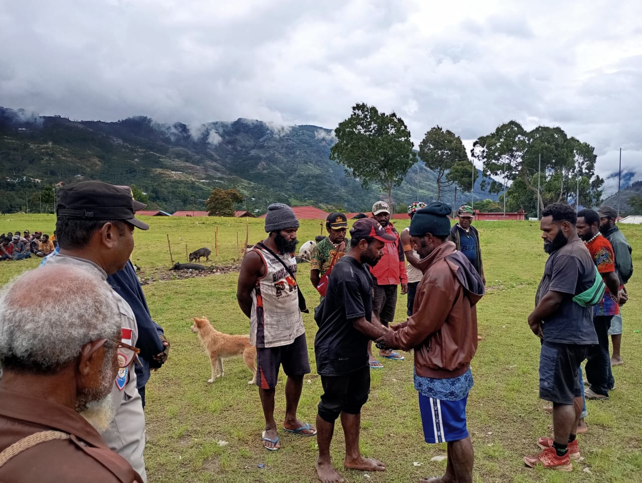Problem Solving Sat Binmas Polres Tolikara Mediasi Pembayaran Denda Adat Terkait Masalah Perzinahan