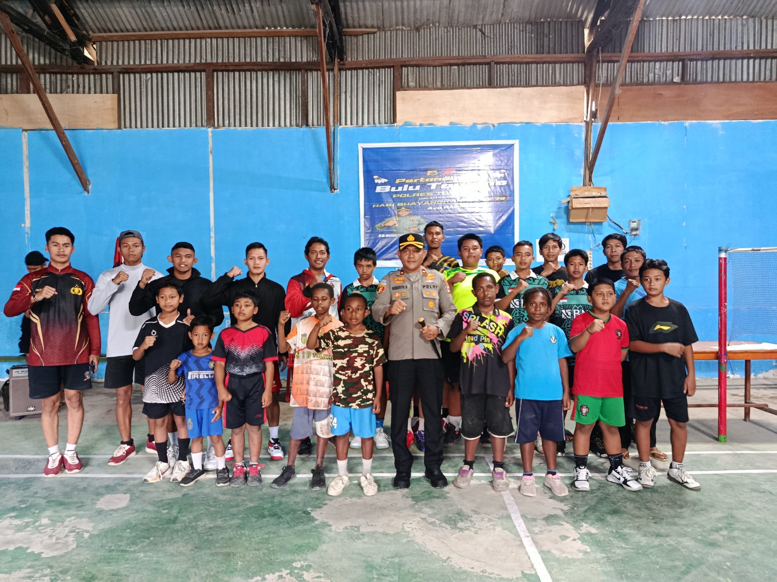 Sambut Hari Bhayangkara Ke – 79 : Kapolres Tolikara Membuka Pertandingan Badminton Antar Masyarakat, Polri Dan TN