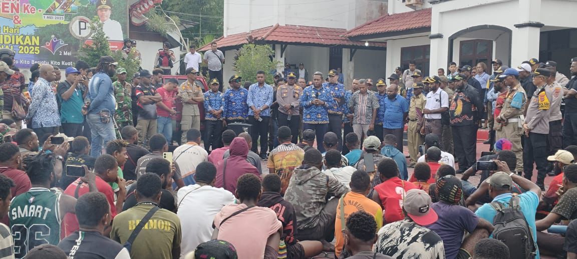 Kedepankan Pendekatan Humanis, Polres Waropen Amankan Aksi Damai Masyarakat Kirihi Walai.