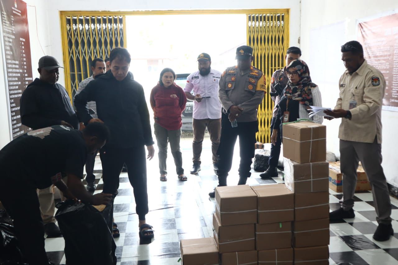 Polres Waropen Amankan Dan Kawal Logistik PSU Gubernur Dan Wakil Gubernur Papua Tahun 2025.