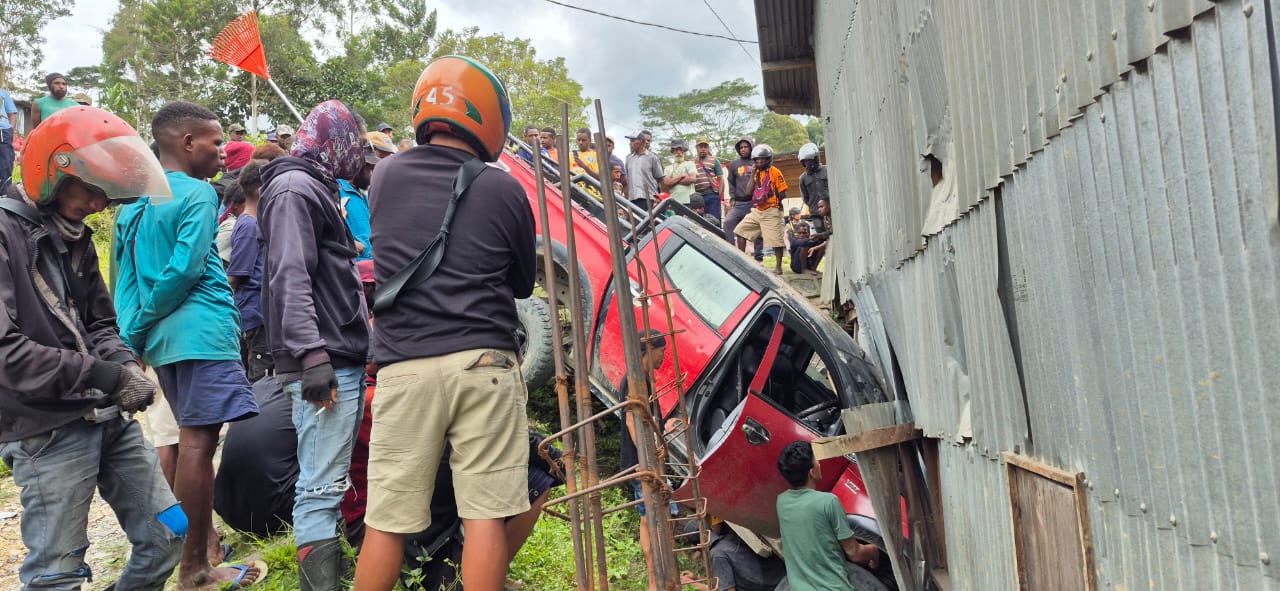 Kurang Hati-Hati, Pengendara Mobil Tabrak Rumah Warga di Karubaga