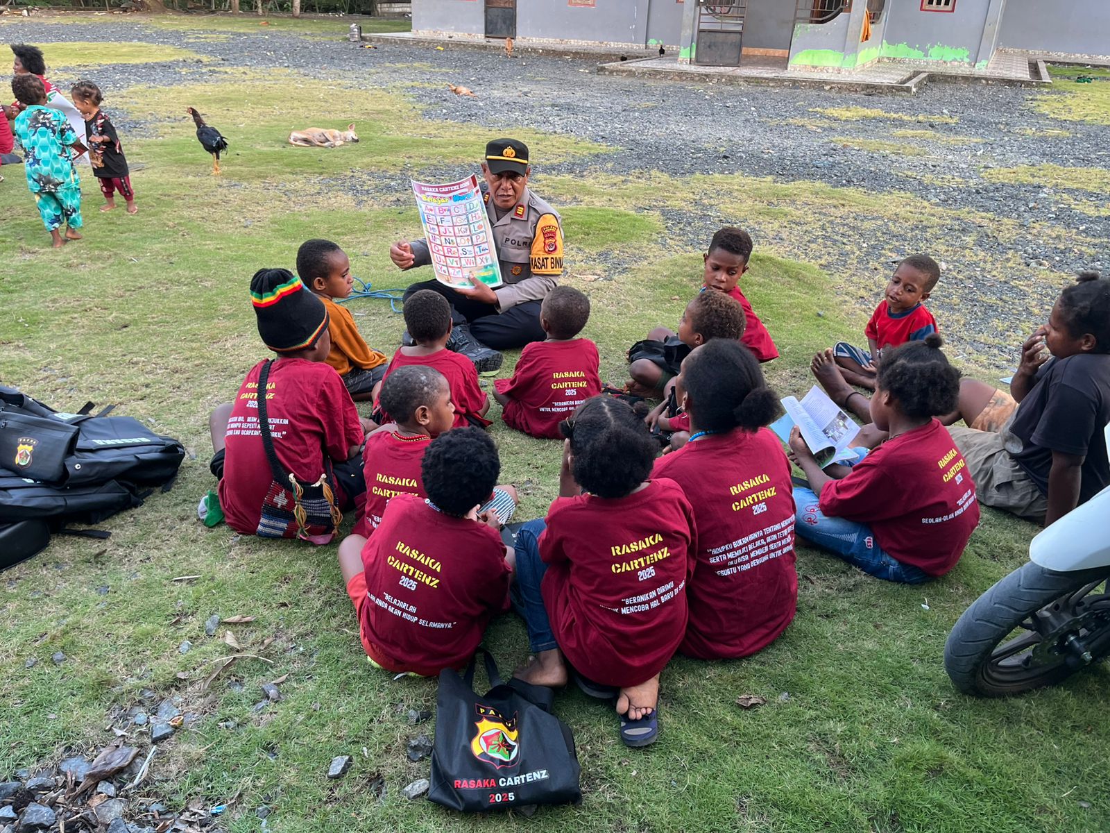 Satgas Si-Ipar Polres Jayapura Berikan Pembelajaran bagi Anak-anak di Kompleks Bahtera Hebron Kampung Doyo Baru