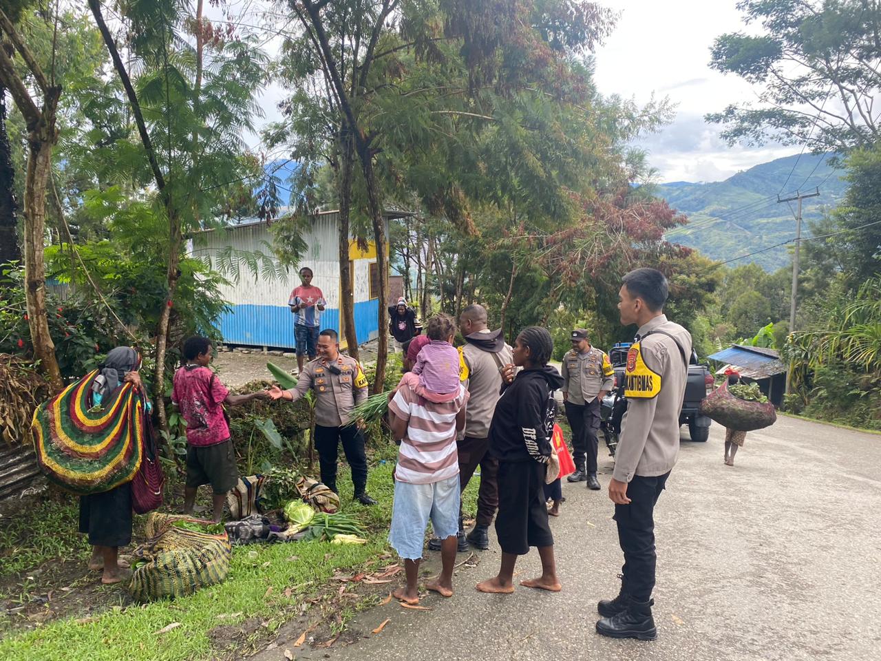 Kapolsek Karubaga Pimpin Patroli Dan Sambangi Masyarakat