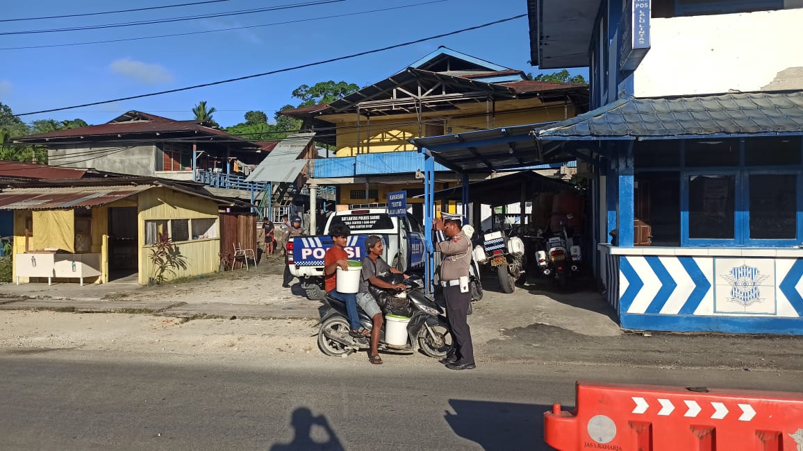 Sat Lantas Polres Sarmi Lakukan Pengaturan Jalan Di Sore Hari Untuk Menjaga Kelancaran Lalu Lintas