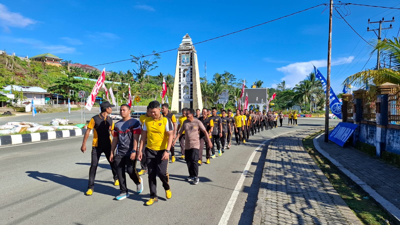 Polres Supiori Gelar Olahraga Jalan Pagi, Wujudkan Personel Sehat dan Bugar