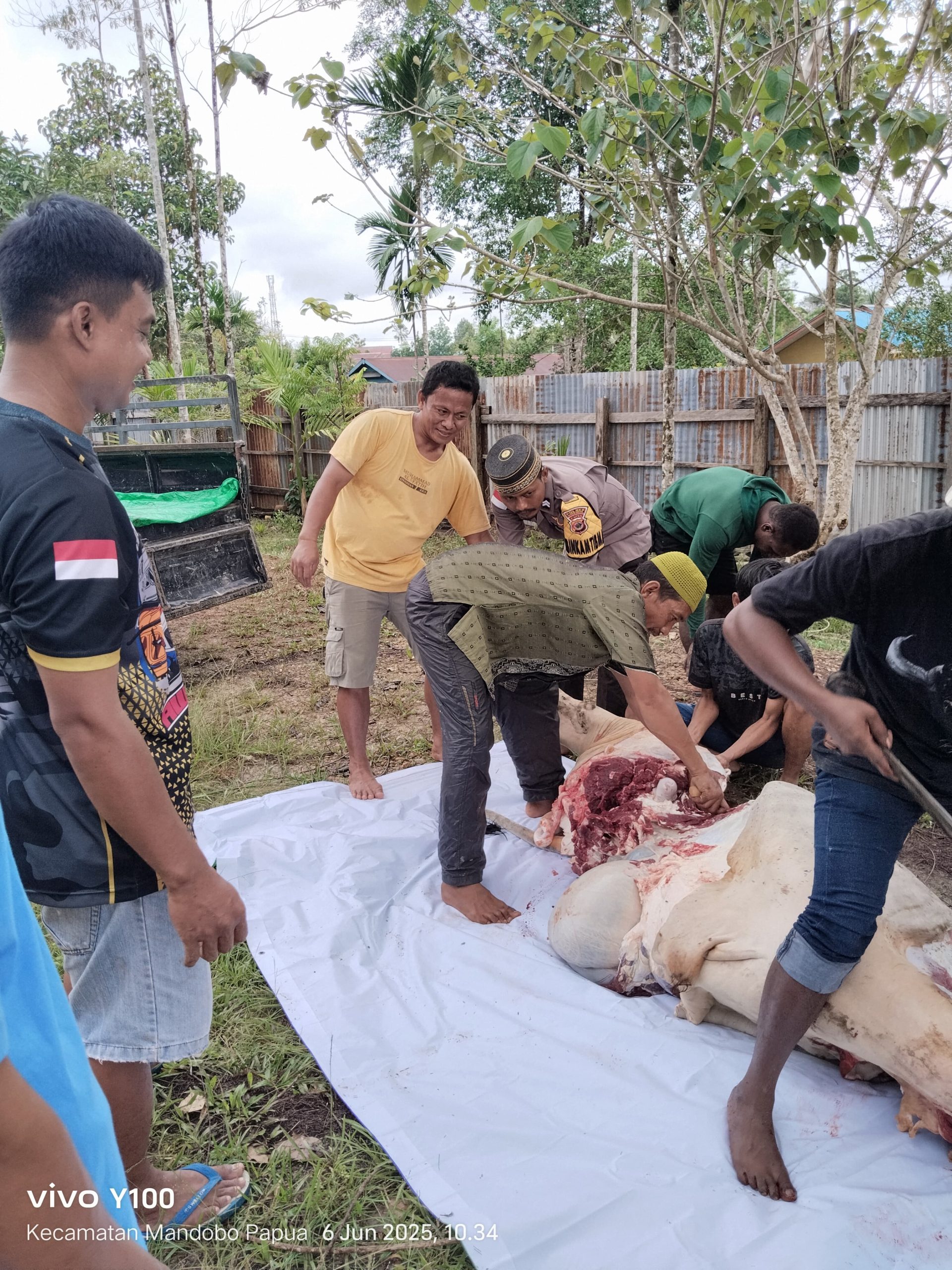 Bhabinkamtibmas Polsek Kouh Bantu Penyembelihan Hewan Kurban