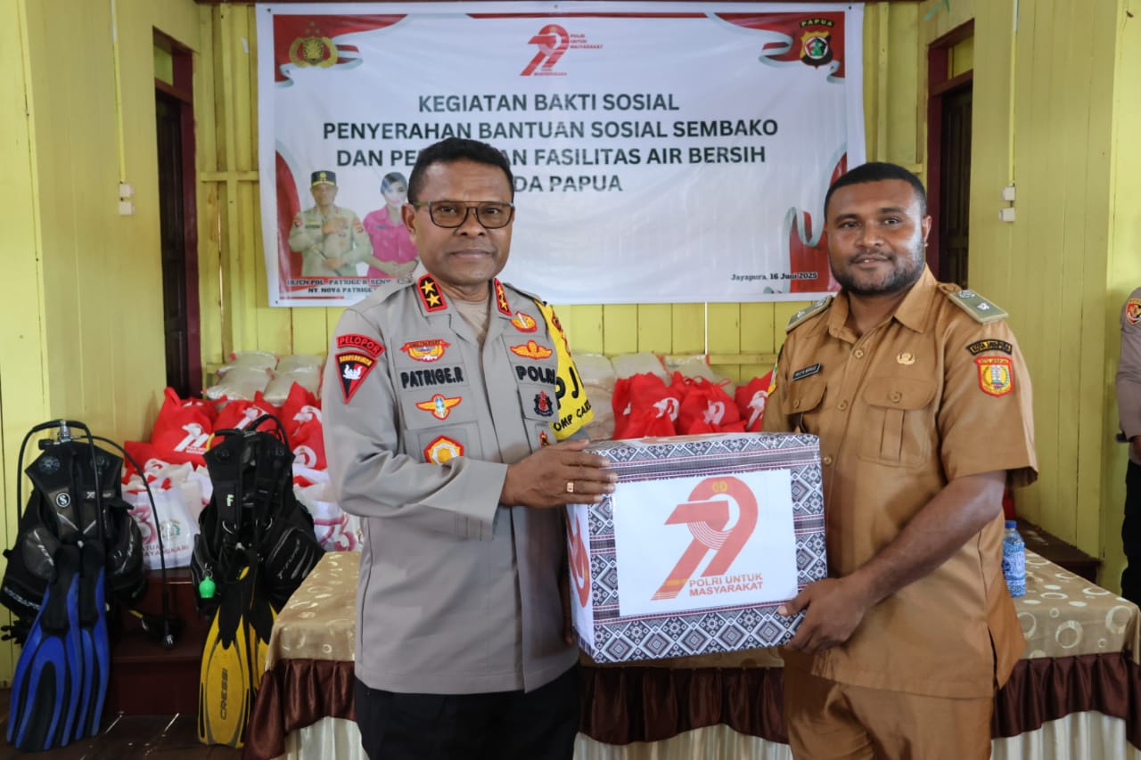 Wujud Kepedulian, Kapolda Papua Laksanakan Bakti Sosial di Kampung Enggros dalam Rangka Hari Bhayangkara ke-79