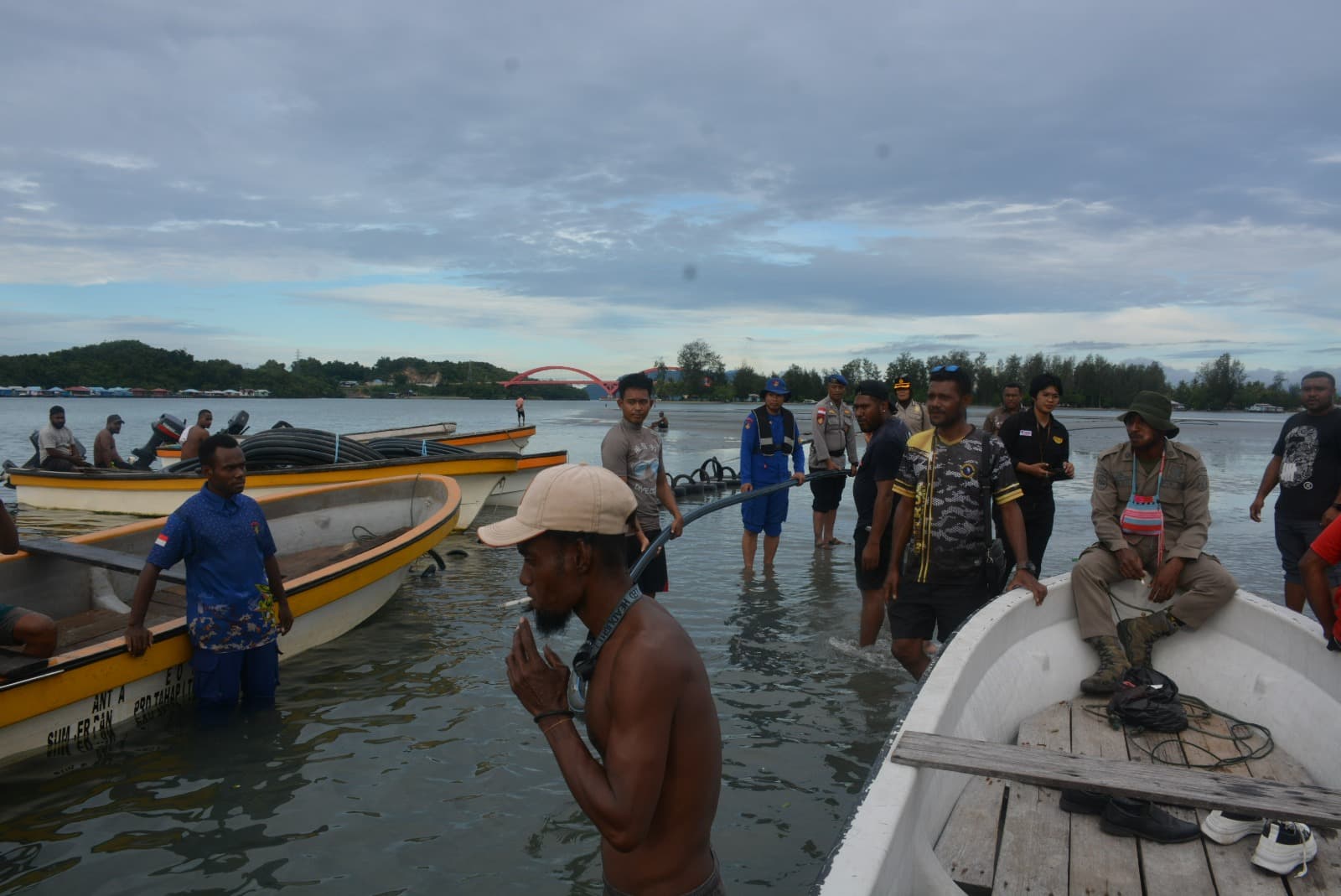 Polri Untuk Masyarakat, Direktorat Polairud Polda Papua, Pasang Pipa Bawa Laut ke Enggros