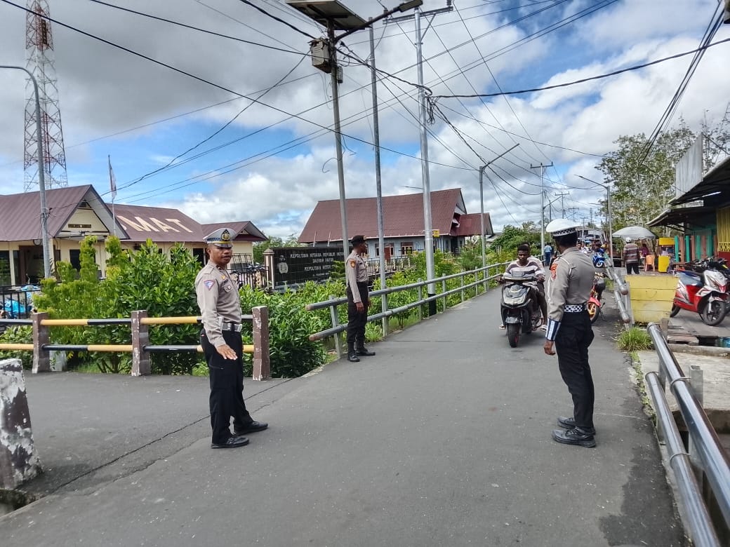 Sat Lantas Polres Asmat Himbau Penggunaan Helm Demi Keselamatan Berkendara