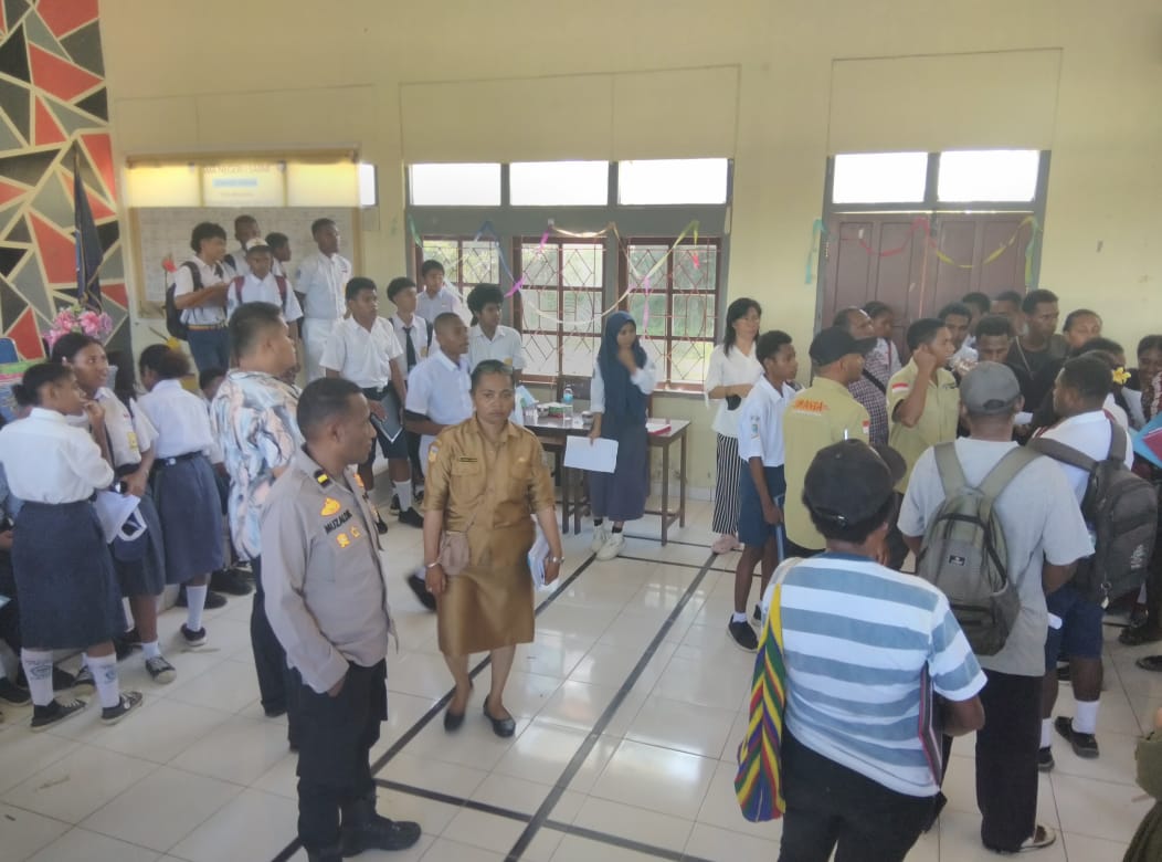 Kapolsek Sarmi Kota Kawal Proses Pendaftaran Siswa Baru di SMA Negeri 1 Sarmi