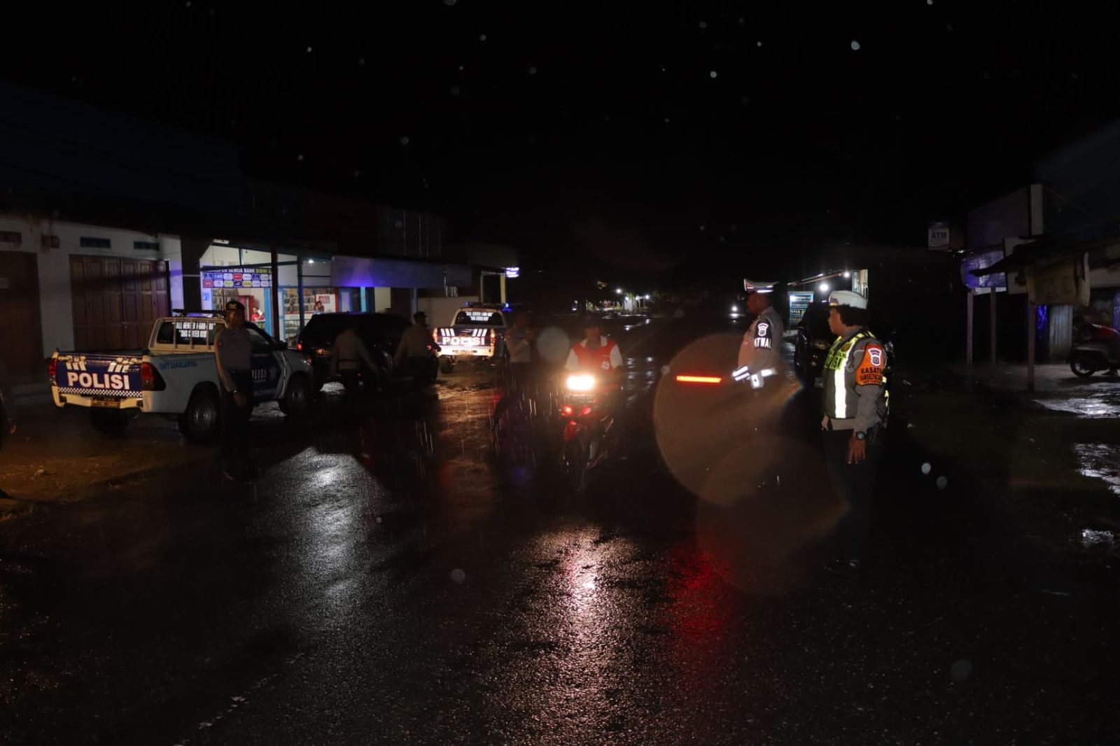 Patroli Blue Light, Polres Waropen Ciptakan Kamseltibcar Lantas di Malam Hari