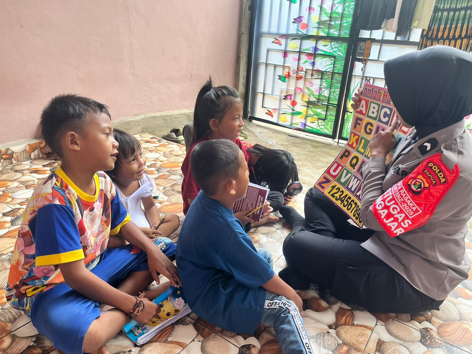 Operasi Rasaka Cartenz Berikan Ilmu Pengetahuan Melalui Edukasi Kepada Anak-Anak