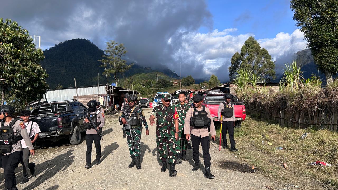 Wujudkan Kamtibmas Yang Aman Kondusif, Gabungan TNI-Polri Bersinergi Melaksanakan Patroli Di Wilayah Kabupaten Tolikara