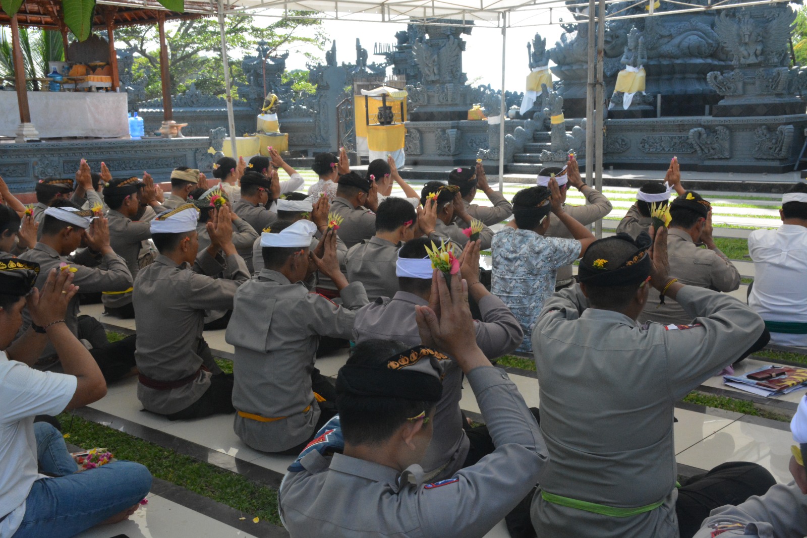 Sambut Hari Bhayangkara Ke-79, Personil Umat Hindu Gelar Doa dan Persembahyangan Bersama