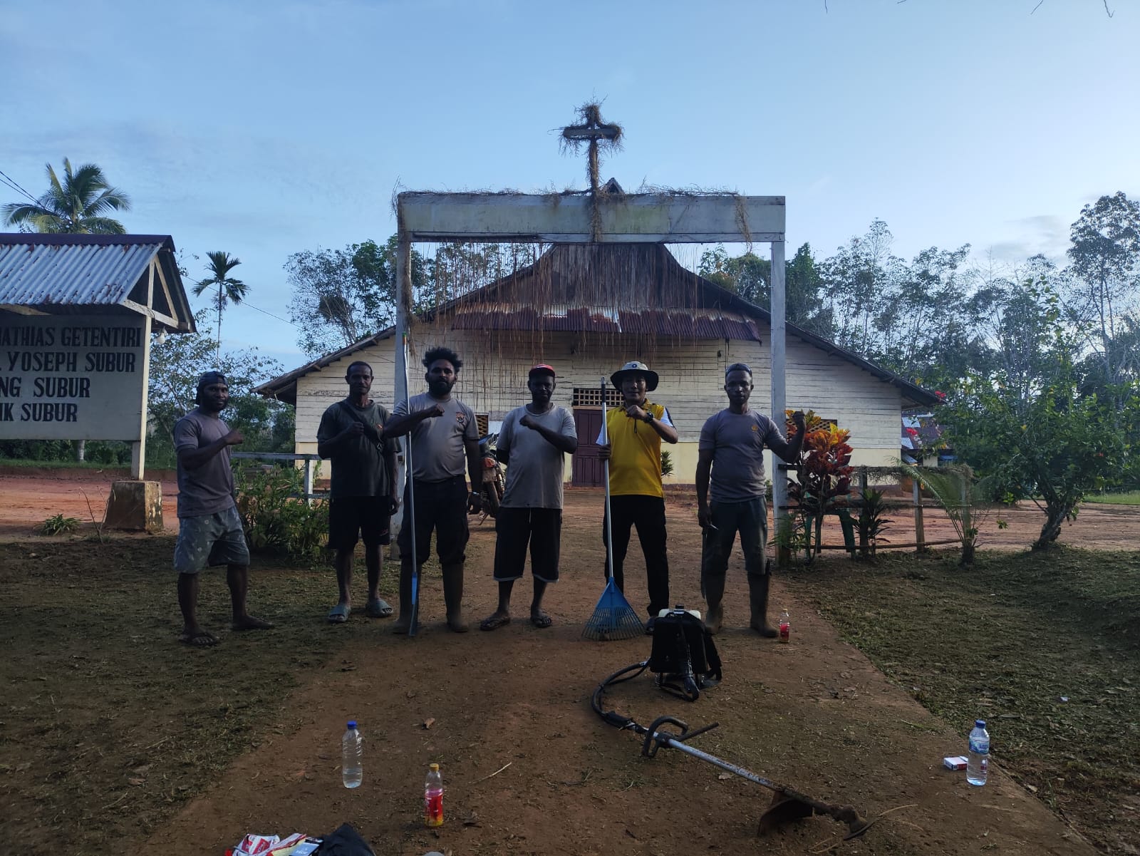 Polsek Asiki Gelar Bakti Sosial Pembersihan Halaman Gereja dalam Rangka HUT Bhayangkara ke-79