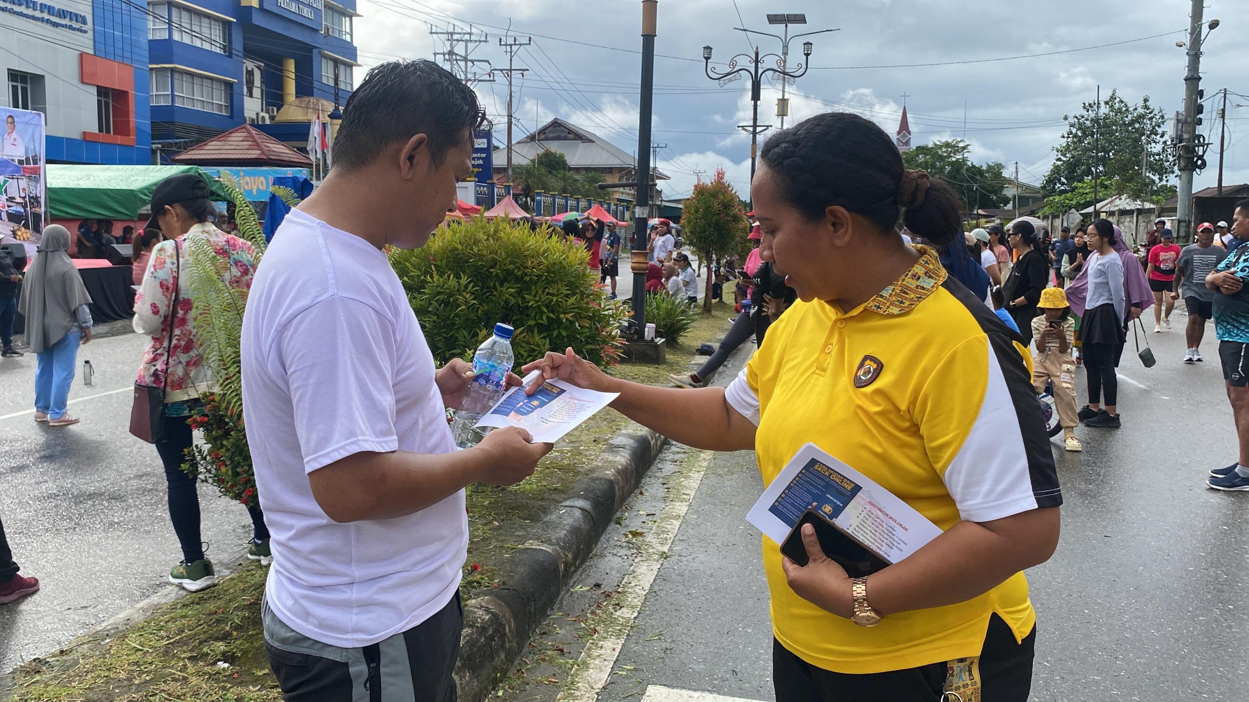 Polres Mimika Gelar Pelayanan Publik Gratis di Car Free Day Kab. Mimika