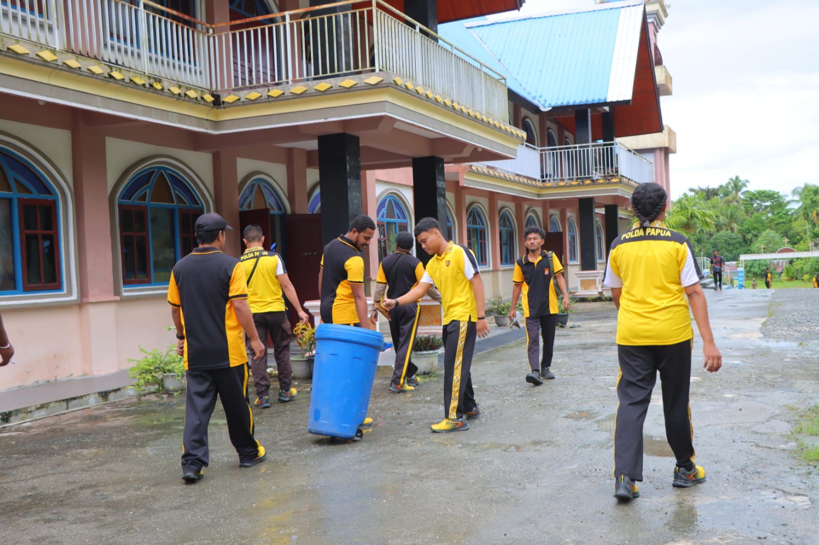 Hari Bhayangkara Ke 79, Polres Waropen Bakti Sosial Religi Di Gereja GKI Bethania Waren