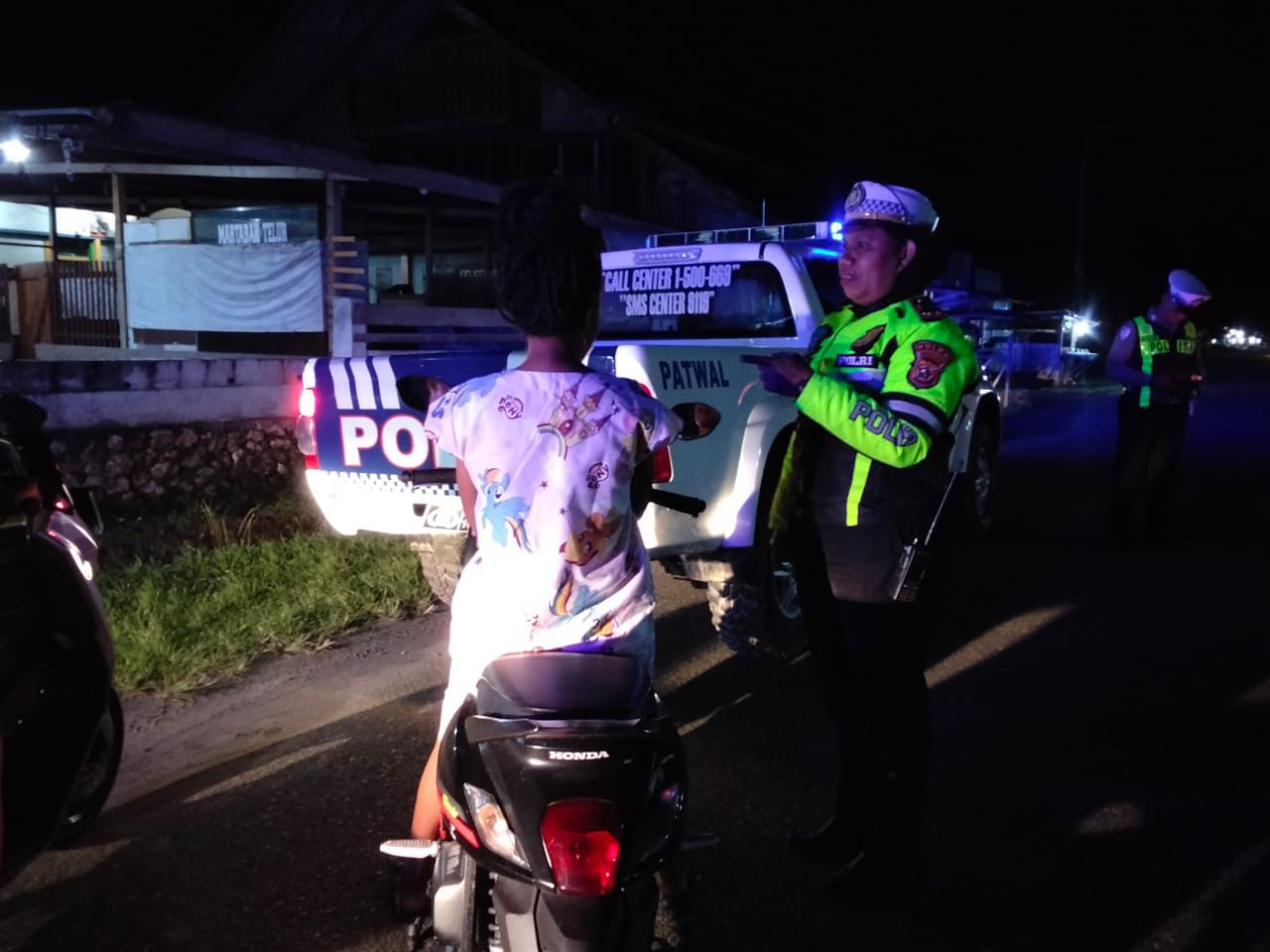 Jaga Kamseltibcar Lantas Di Malam Minggu, Satuan Lalu Lintas Polres Waropen Laksanakan Patroli Blue Light