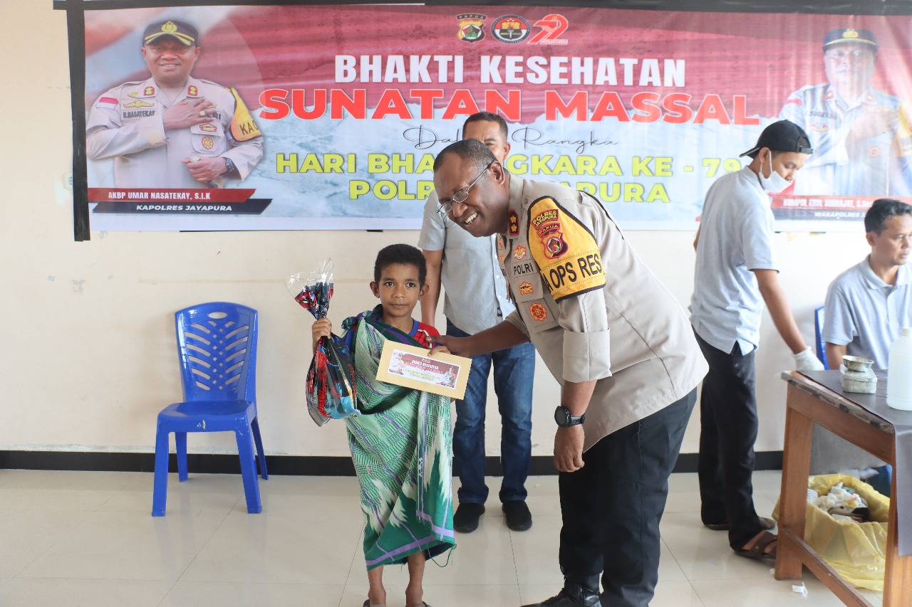 Polres Jayapura Gelar Sunatan Massal, Puluhan Anak Antusias Mengikuti