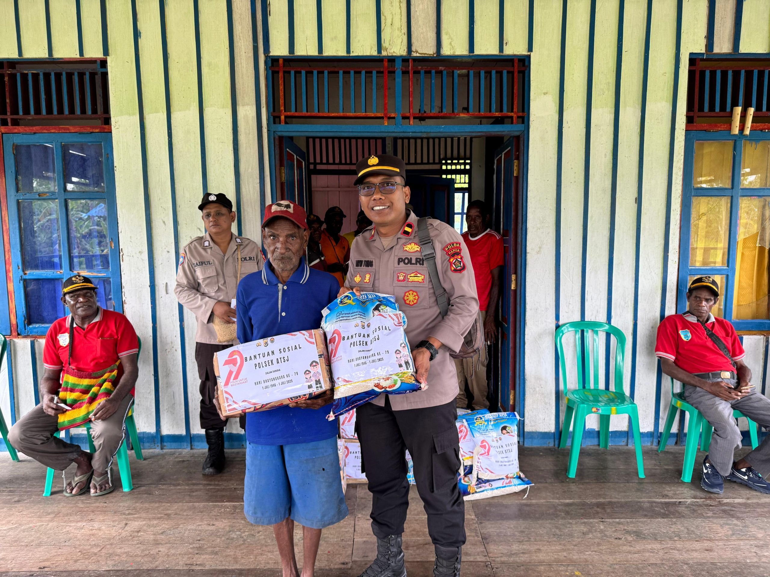Polsek Atsj Berikan Bantuan Sosial kepada Warga di Tiga Kampung