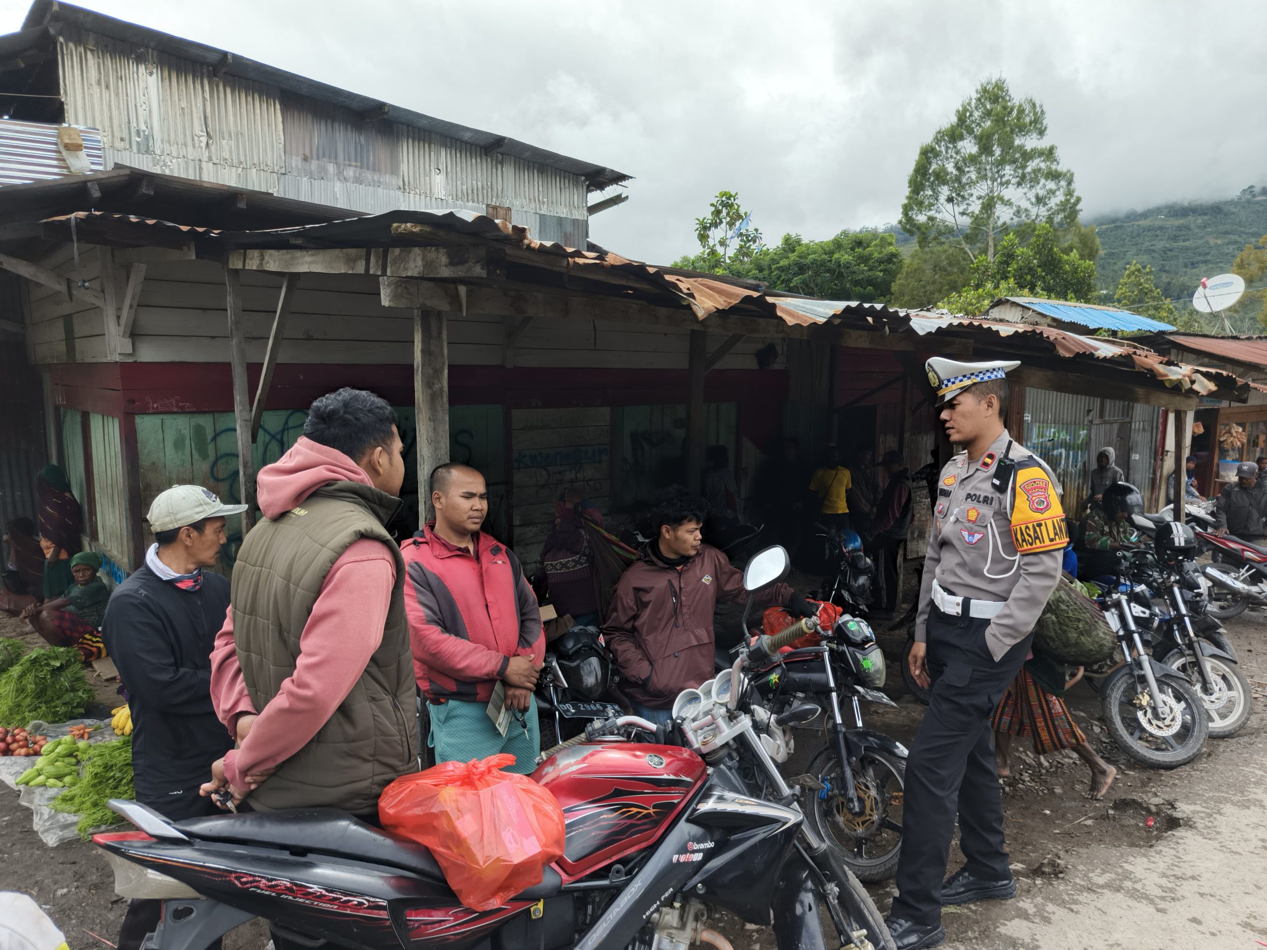 Laksanakan Patroli, Polri Jaga Kamtibmas Menjelang Hari Bhayangkara Ke – 79 Di Tolikara