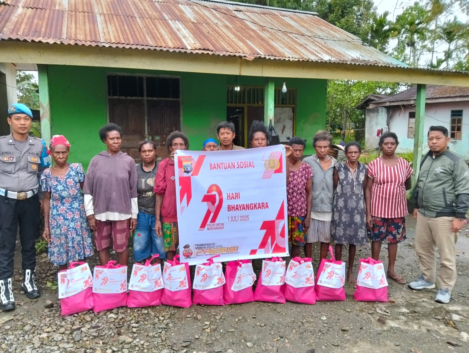 Dalam Rangka Hari Bhayangkara, Polsek Mimika Timur, Berikan Bantuan Sosial Kepada Masyarakat