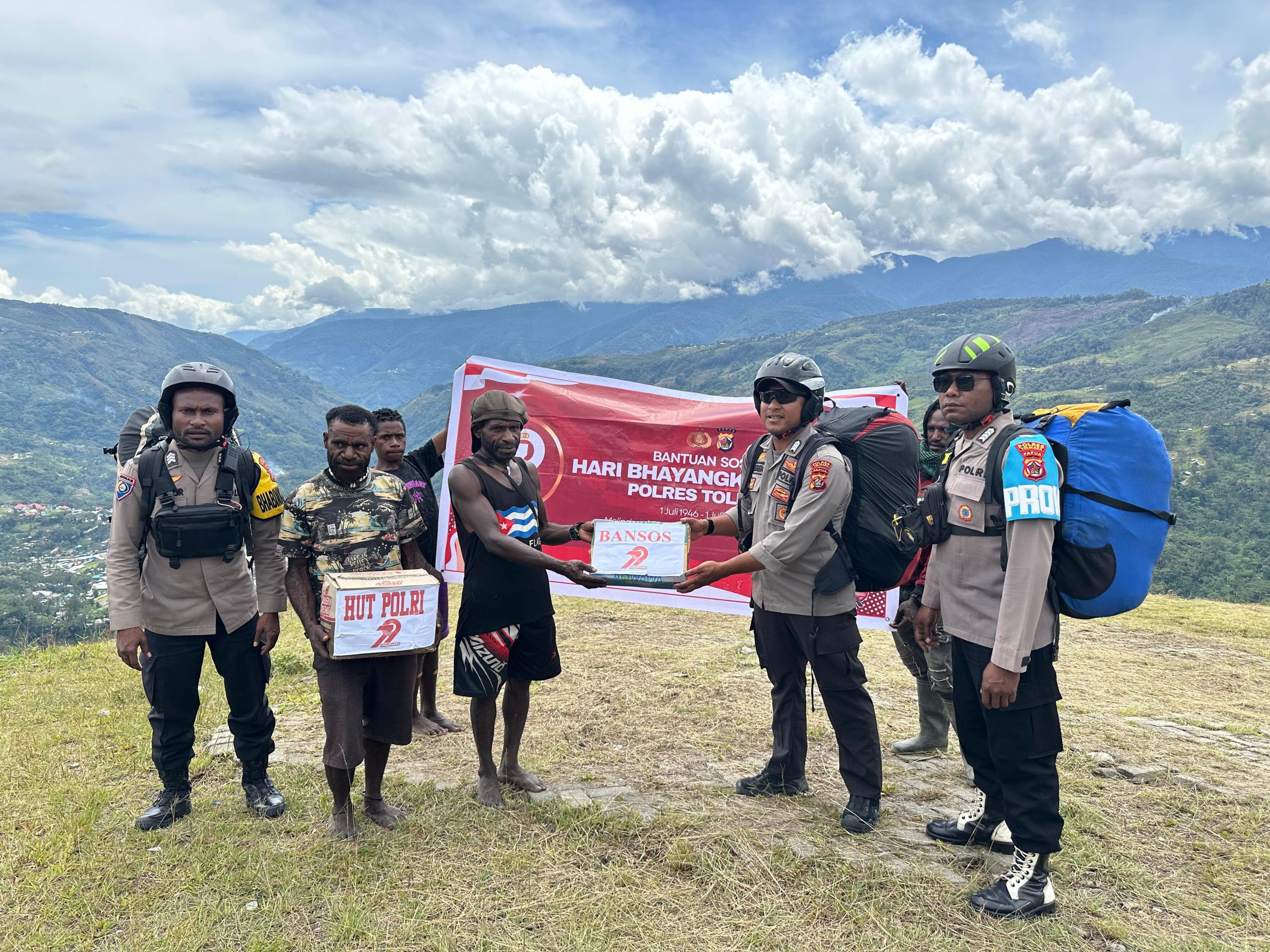 Tim Paralayang Polres Tolikara Salurkan Bantuan Sosial Sembako Kapolres Kepada Masyarakat Disekitar Bukit Paralayang Tolikara