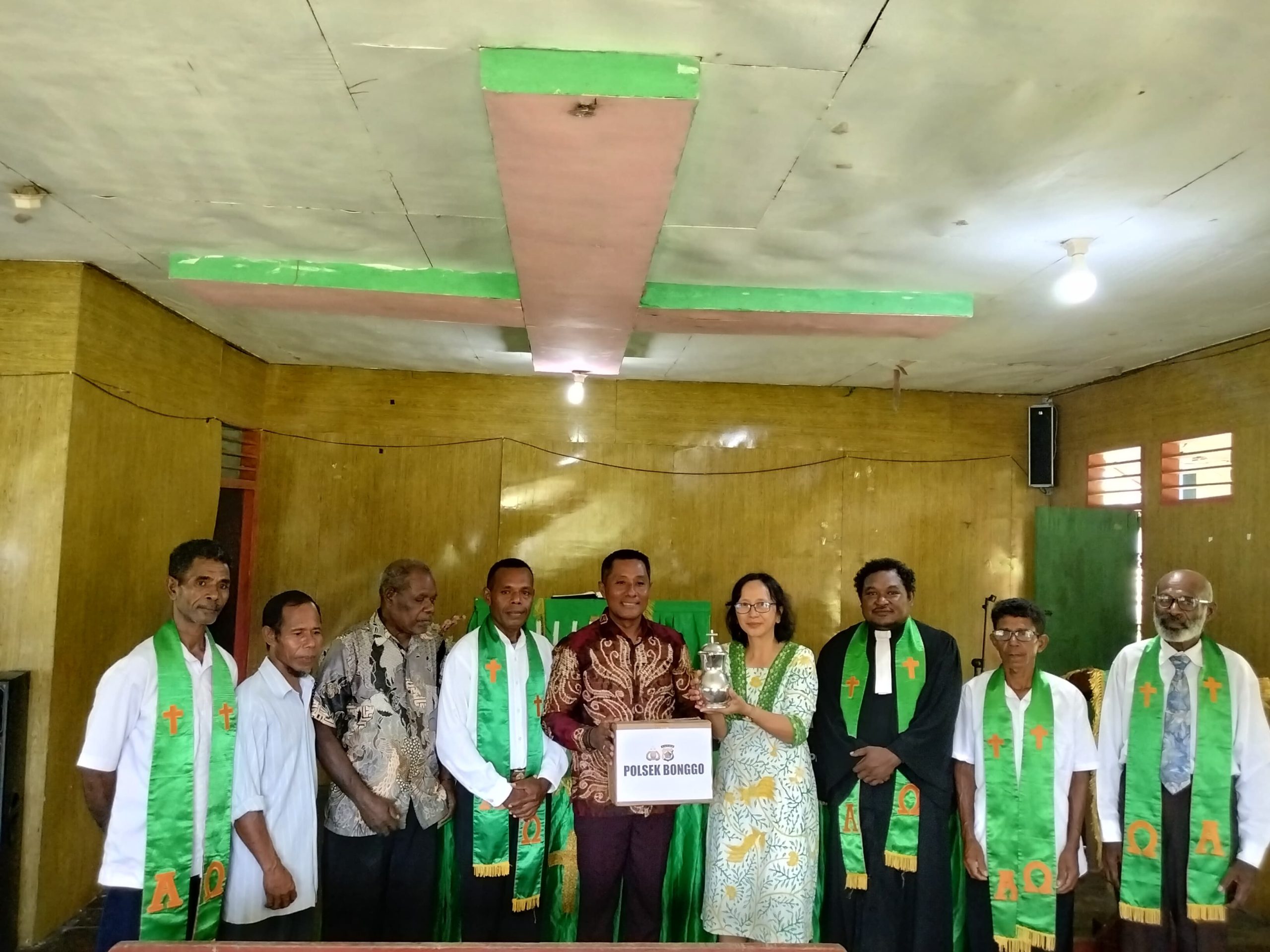 Kapolsek Bonggo berikan bantuan sosial di gereja sebagai wujud kepedulian kepada masyarakat