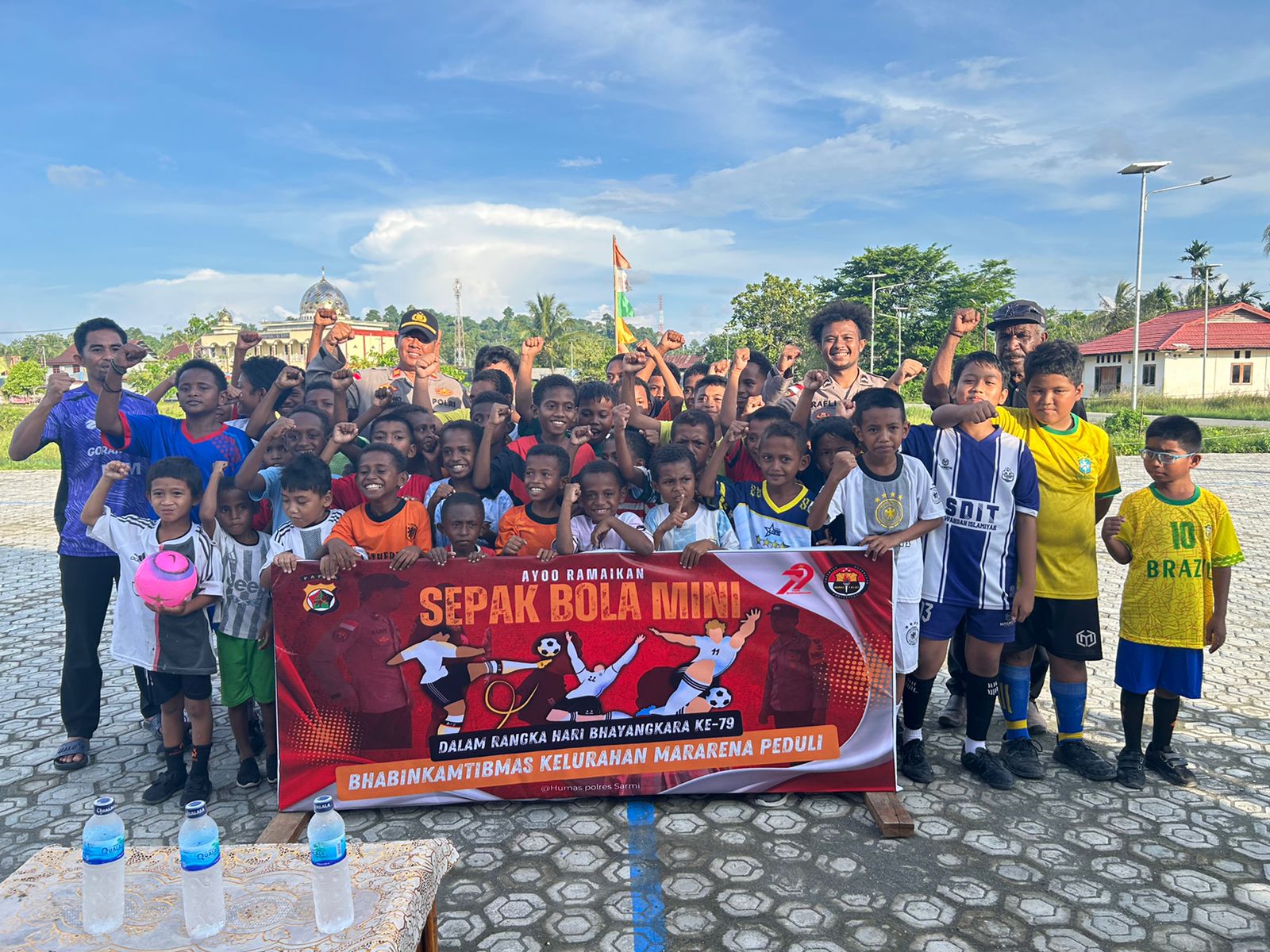 Meriahkan Hari Bhayangkara ke-79, Bhabinkamtibmas menyelenggarakan pertandingan sepak bola mini