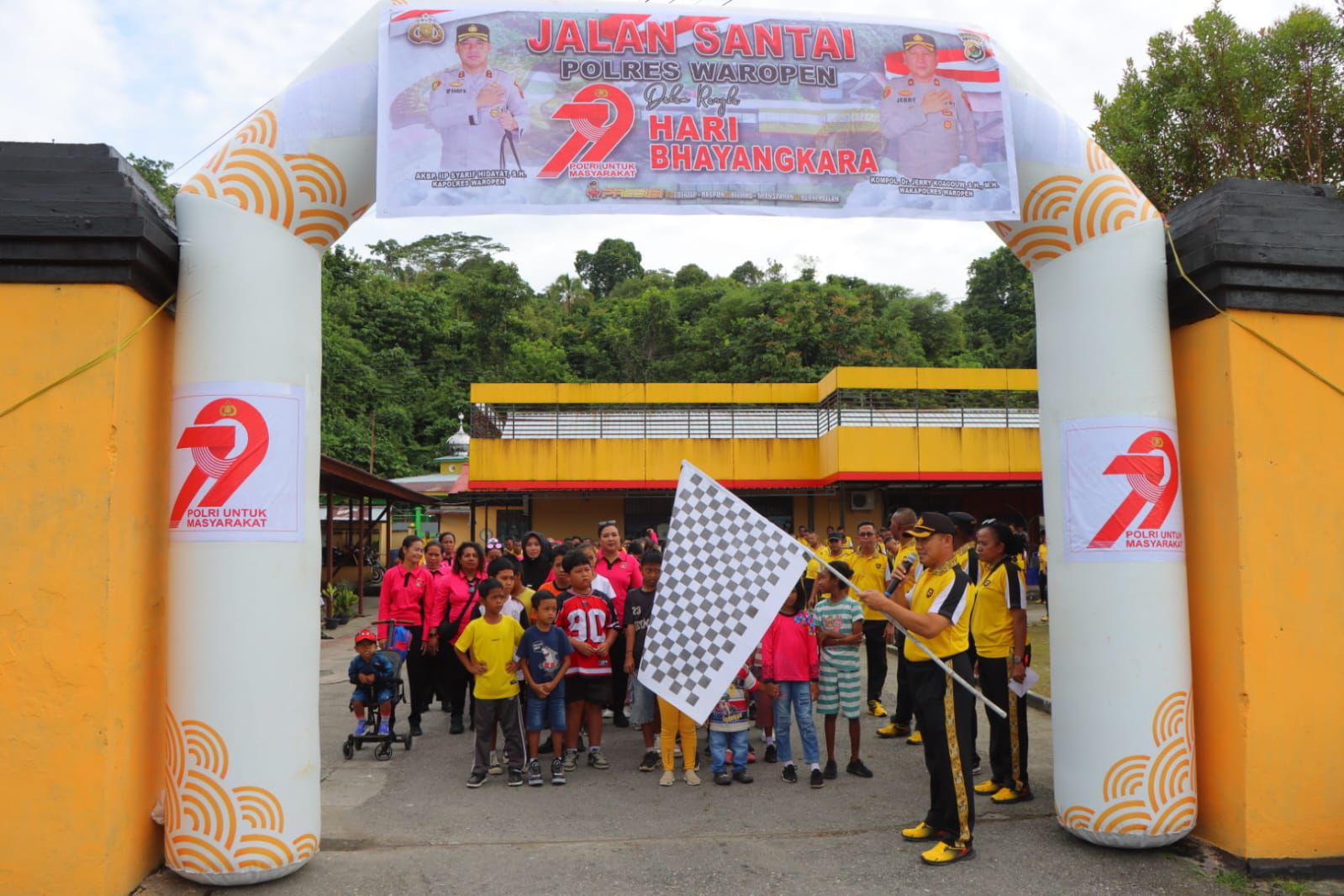 Meriahkan Hari Bhayangkara Ke 79, Polres Waropen Gelar Jalan Santai Berhadiah