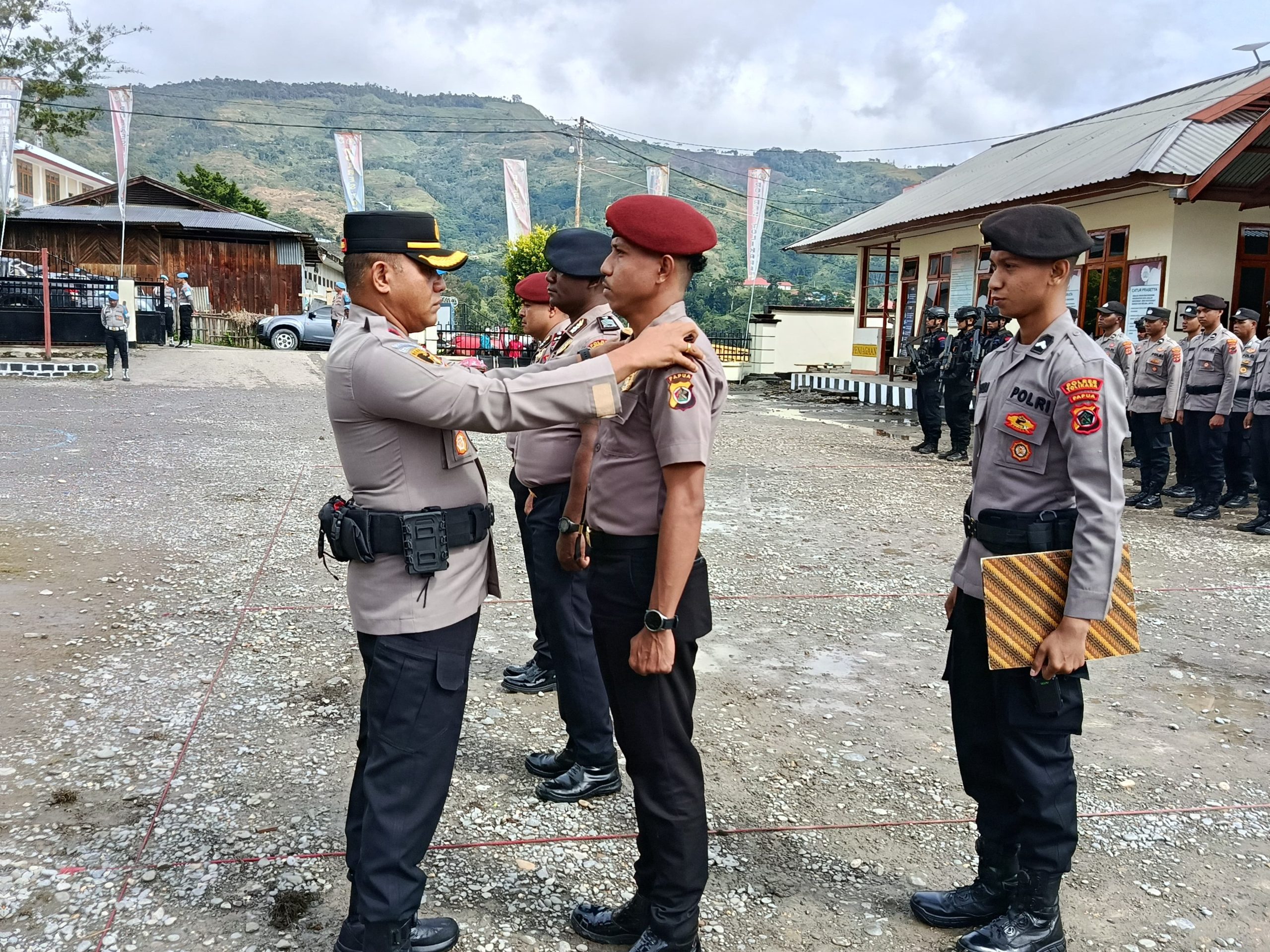 Kapolres Tolikara Pimpin Upacara Kenaikan Pangkat 8 Personel Bintara Polres TMT 1 Juli 2025